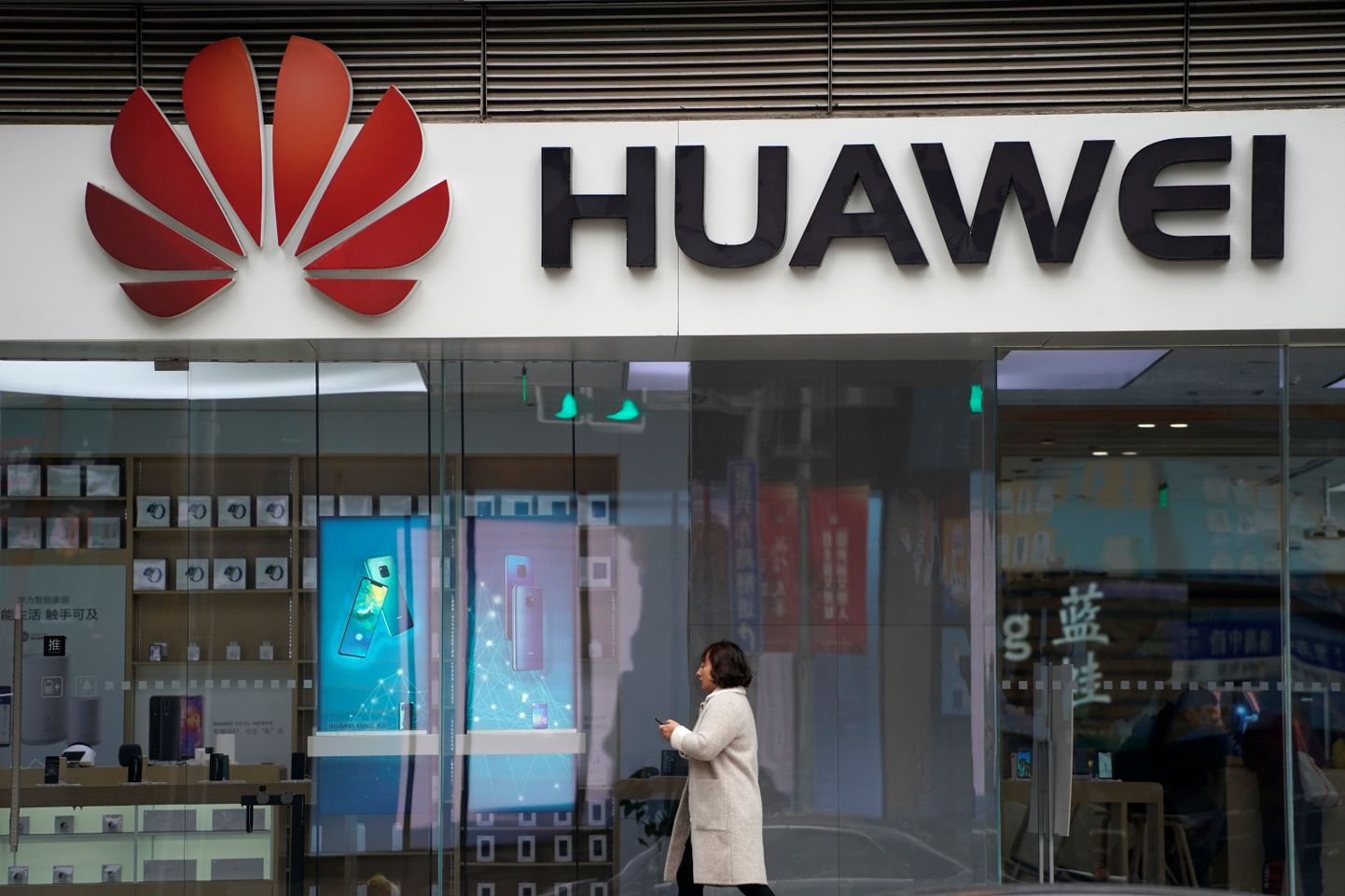 Huawei logoga kaubanduskeskus Shanghais.