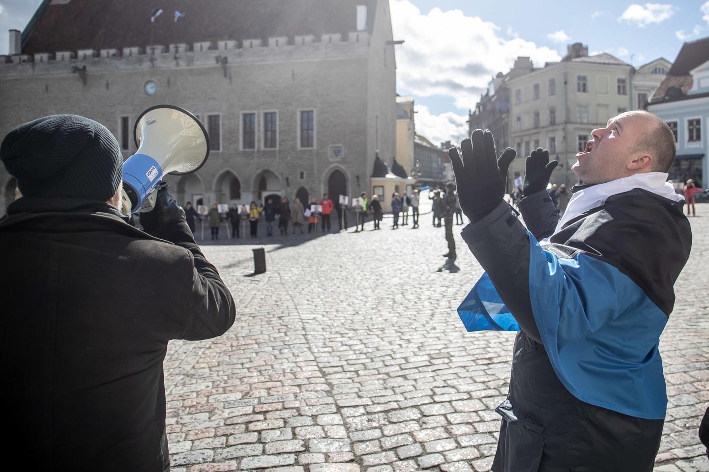 Daniel Rüütmann on üks meeleavaldajate peamisi sütitajaid, enamasti käib ta ringi ruupori ja üle õlgade tõmmatud Eesti lipuga.