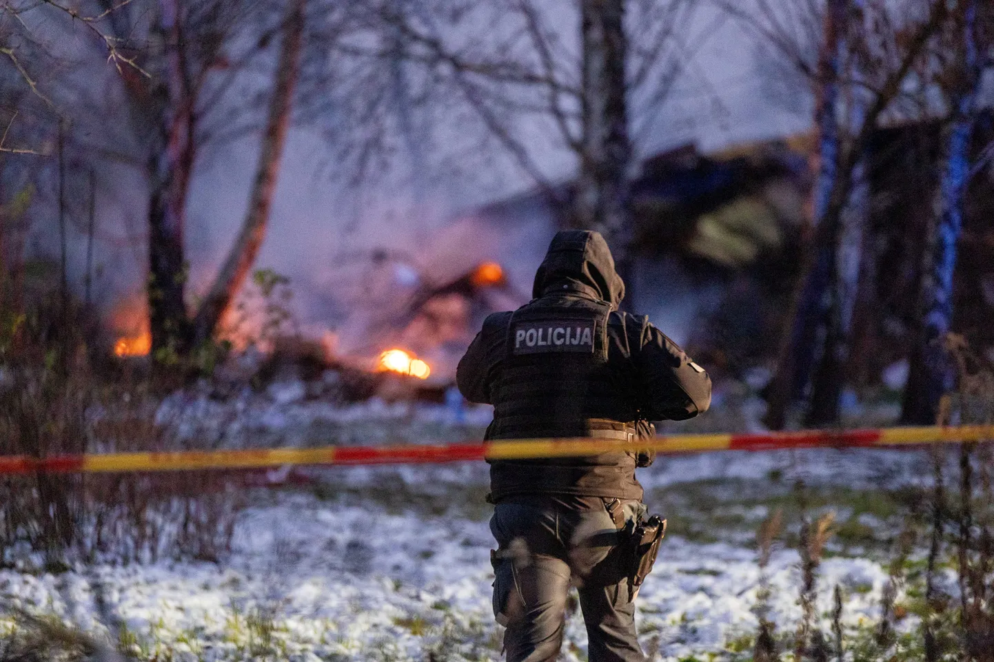 Politseiametnik Vilniuse lennuvälja lähistel sündmuskohal.