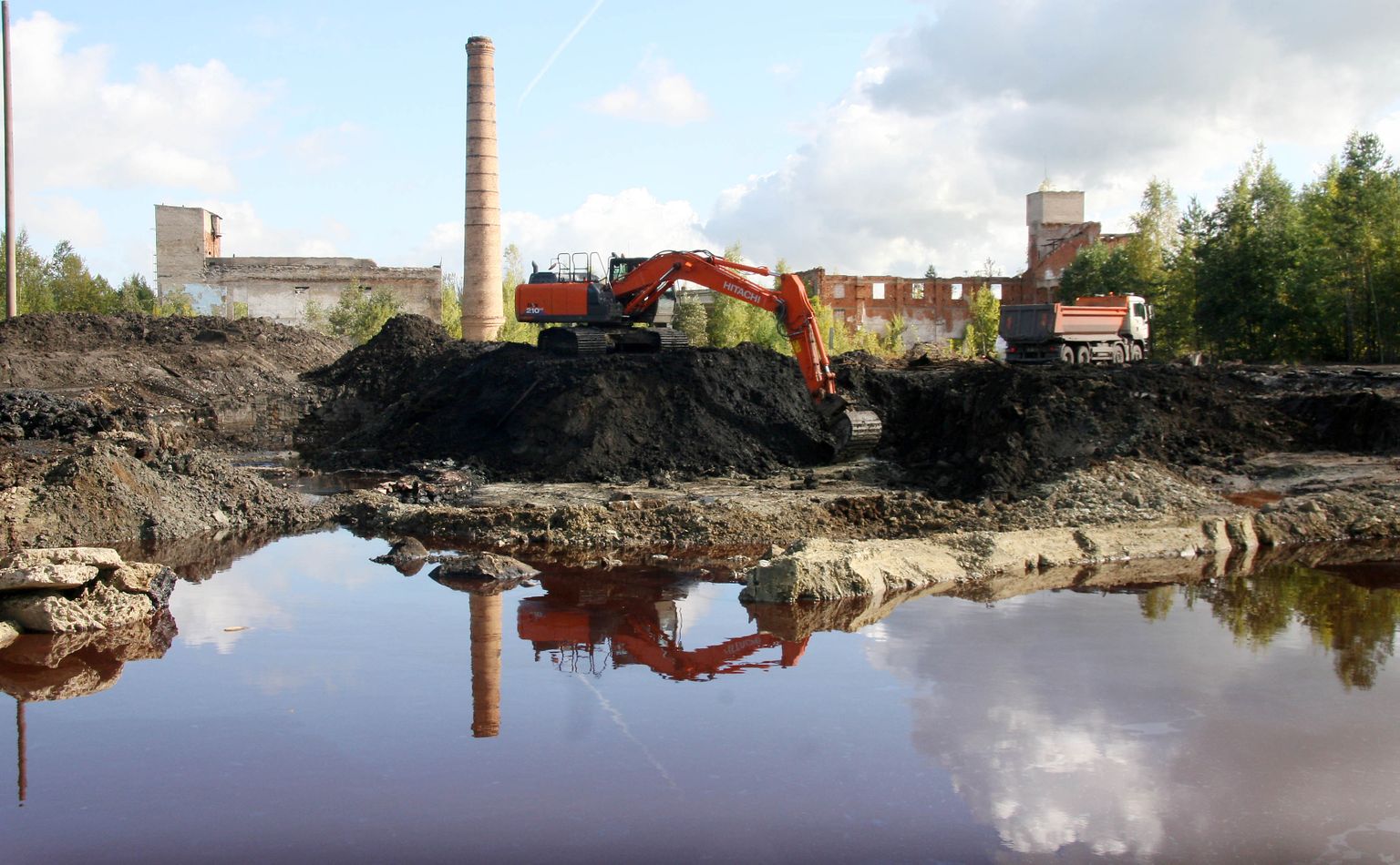 Загрязненная почва на территории старого шиноремонтного завода была выкопана и вывезена.