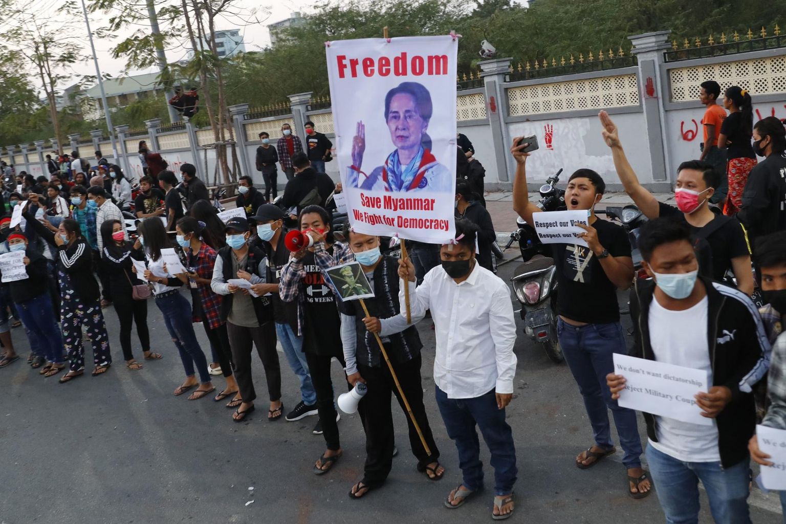 Protestijad nõuavad Mandalays vahistatud Aung San Suu Kyi vabastamist. 