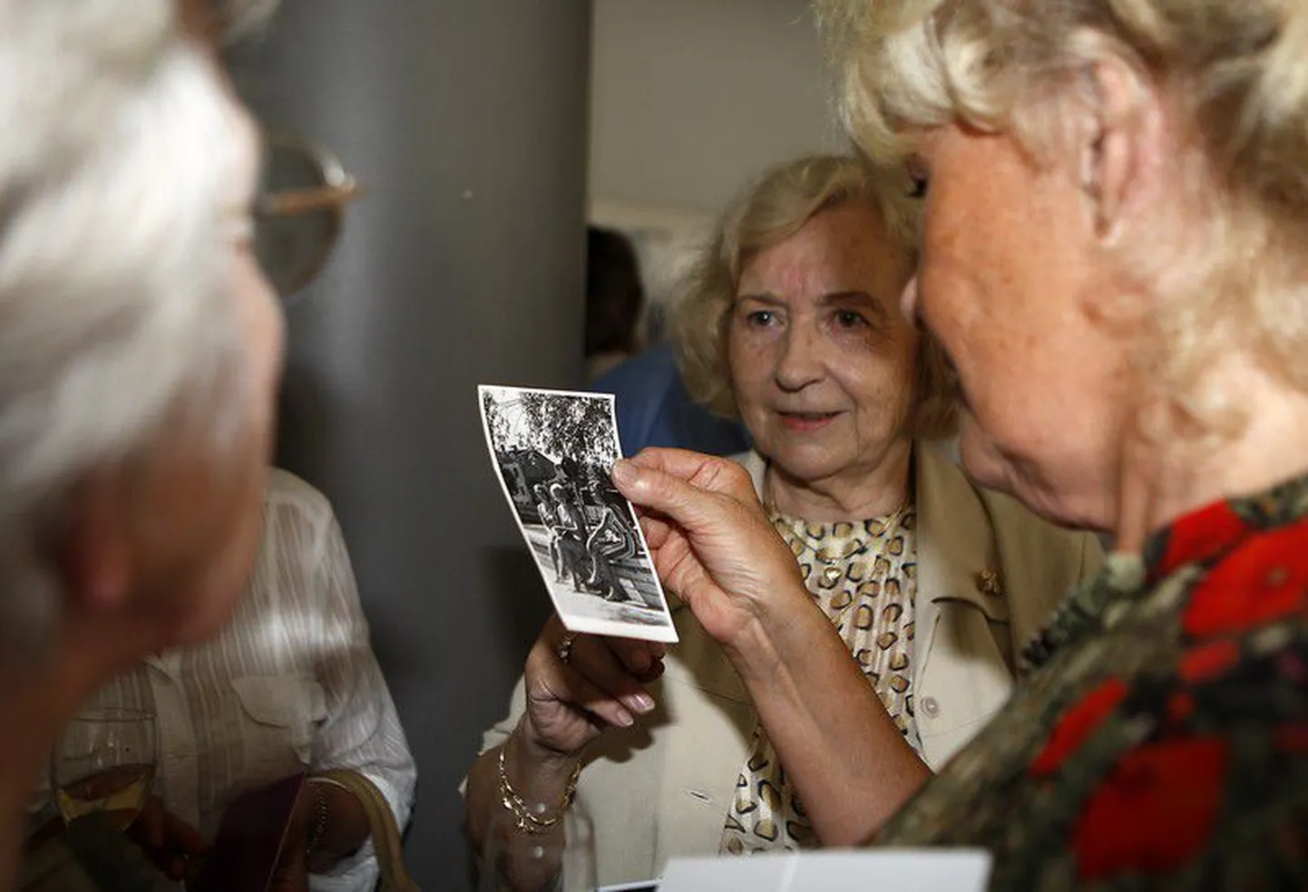 Keskel Norma Jõekalda, paremal Alice Talvik