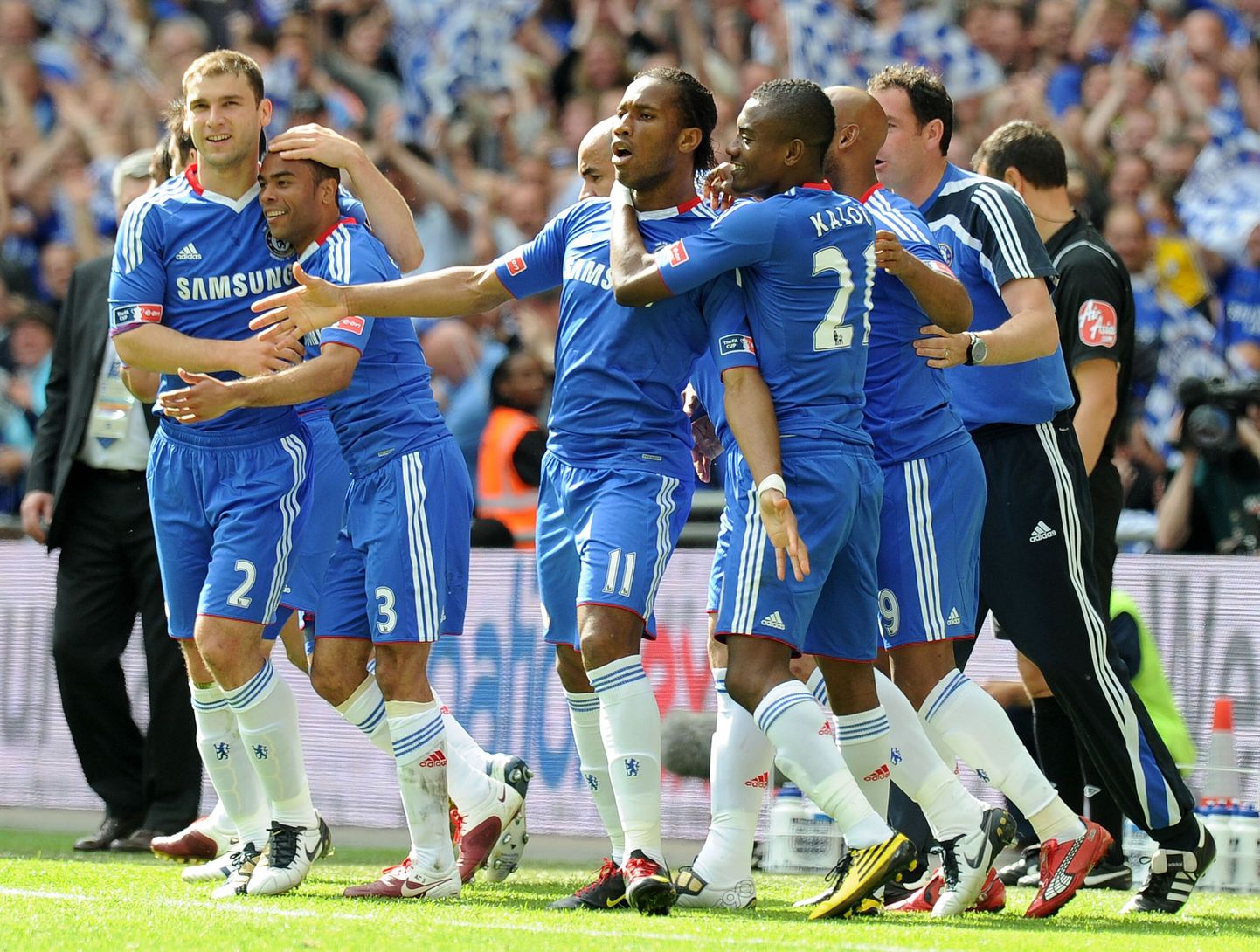 Londoni Chelsea mängijad võiduväravat tähistamas.
