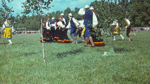RETROGALERII ⟩ Tantsupeo rongkäik läbi Kuressaare linna ja tantsud staadionil 1985. aasta juunis