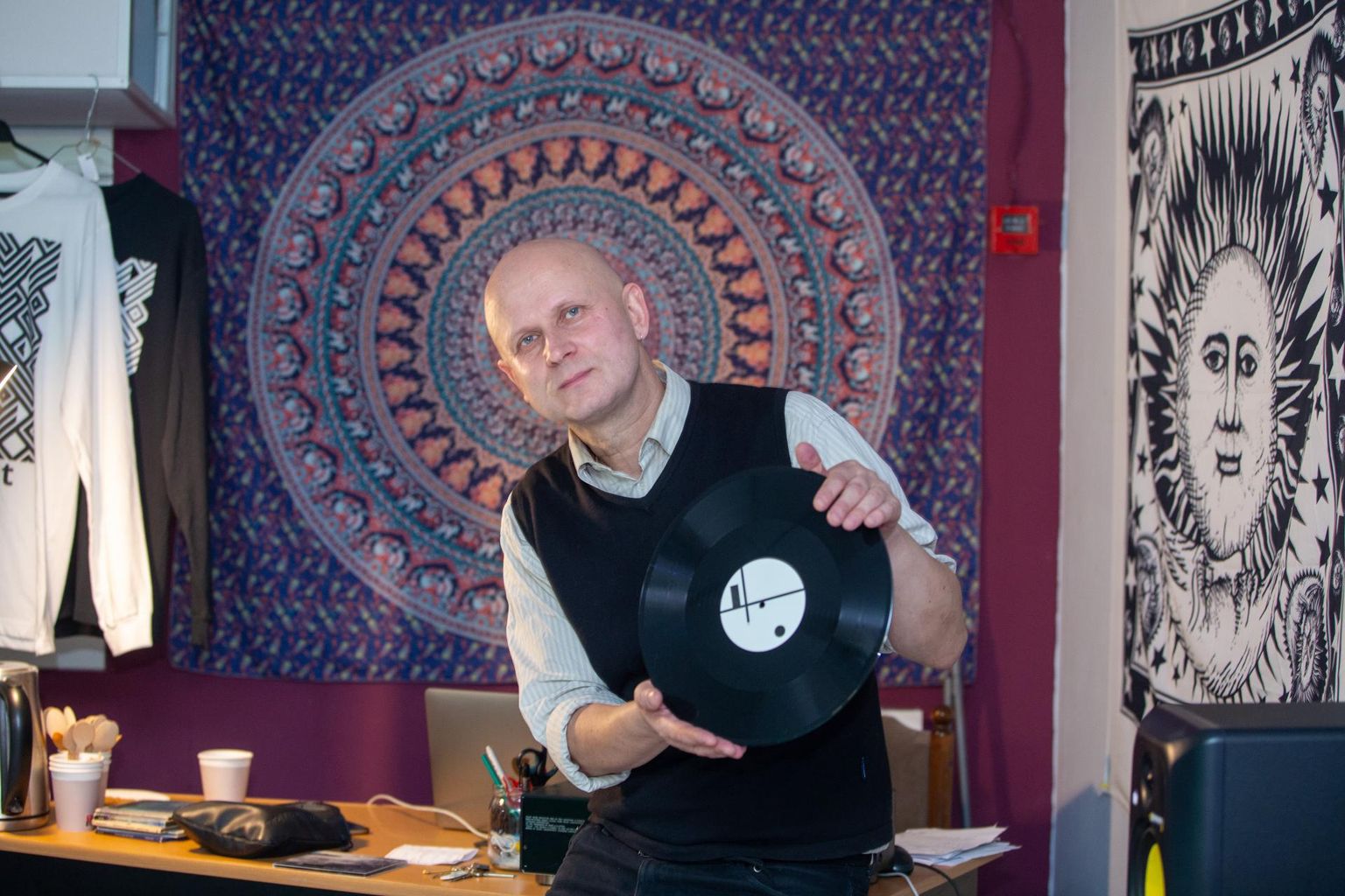 Ambient-muusik Kaido Kirikmäe Viljandis oma poes «Ambient».