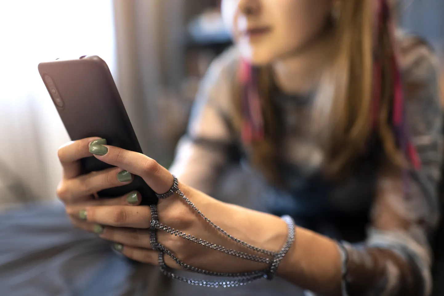 Kahjuks toimub TikTokis, Snapchatis ning teistes laste ja noorte kasutatavates rakendustes ka palju küberkiusu, narkoäri ja ka kambaviisilist enesevigastamist.