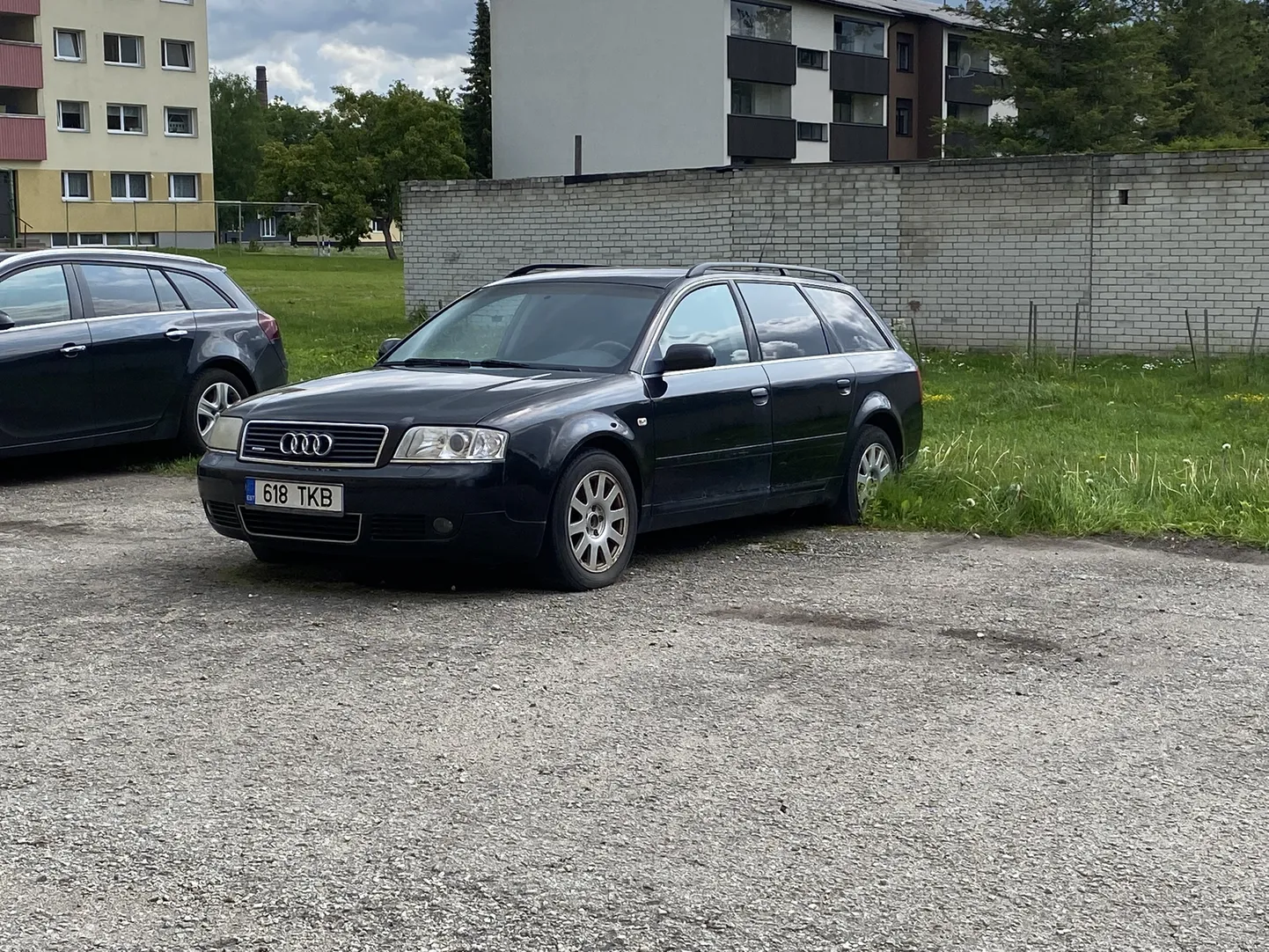 Maha jäetud ja õnnetu olemisega Audi ootab Ristiku tänaval omanikku.