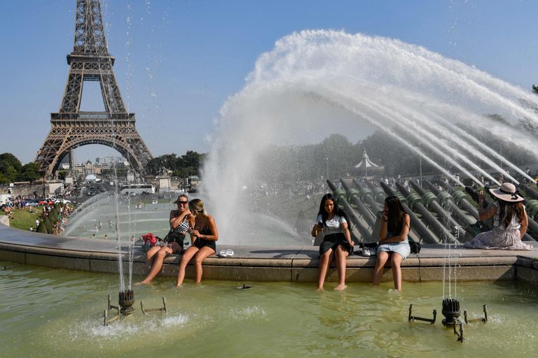 Pariisi Trocadero purskkaevud Eiffeli torni juures. Pariis purskkaevude vesi tuleb Seine'i jõest ja Ourcqi kanalist