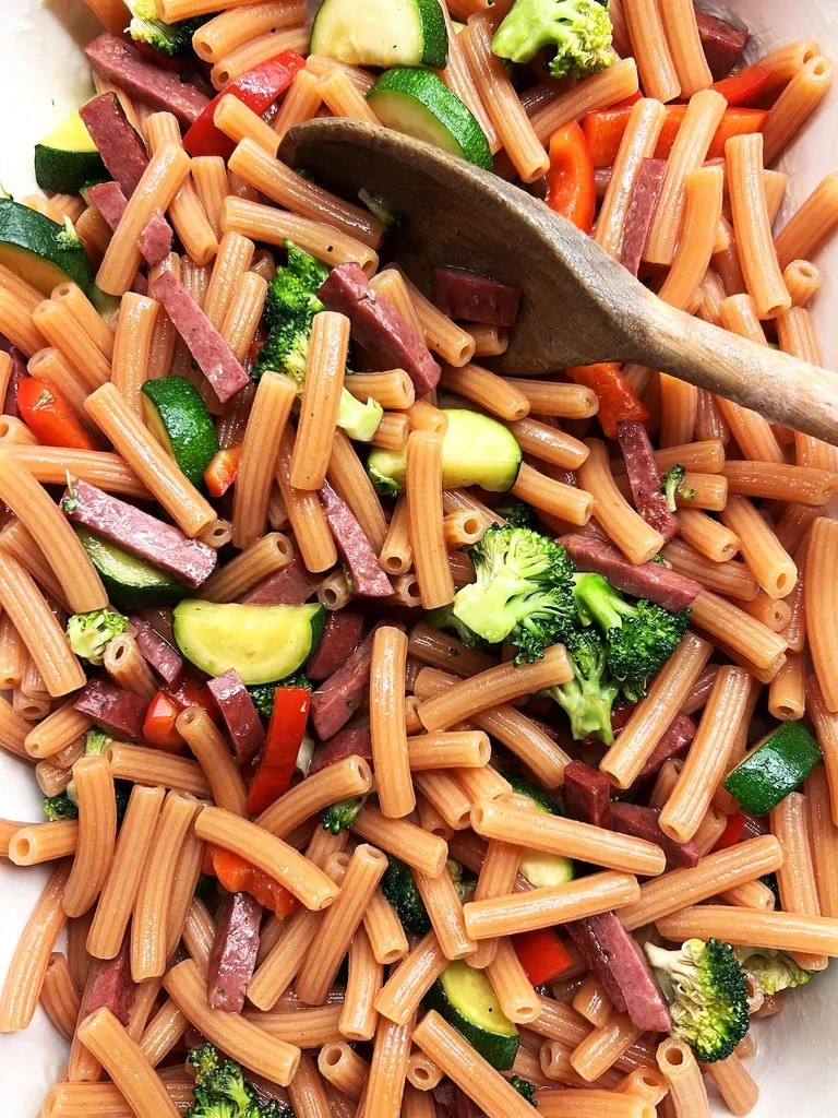 Läätse pasta täissuitsuvorstiga.