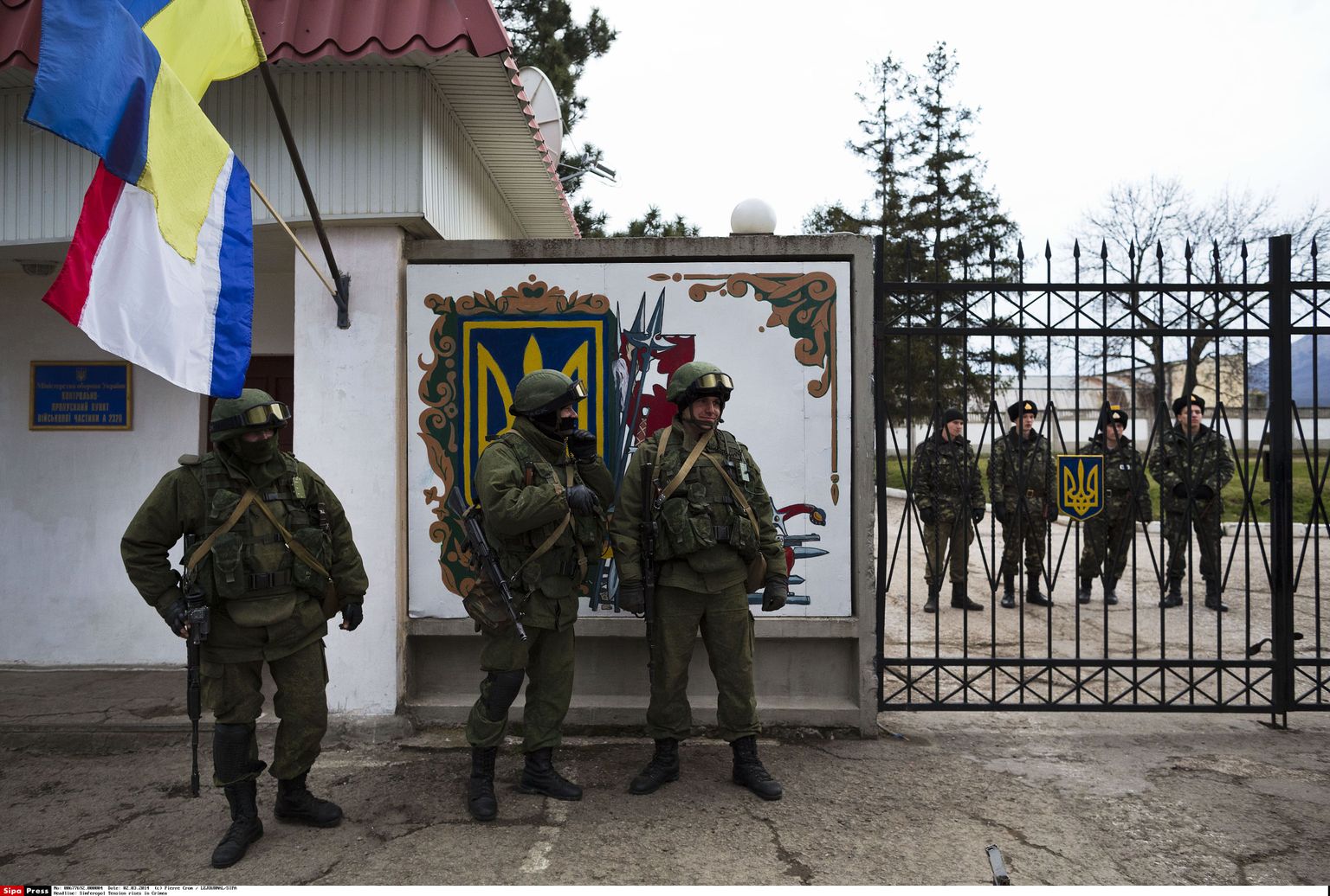 Vene sõdurid Ukraina sõjaväebaasi väravate juures Simferopolis.