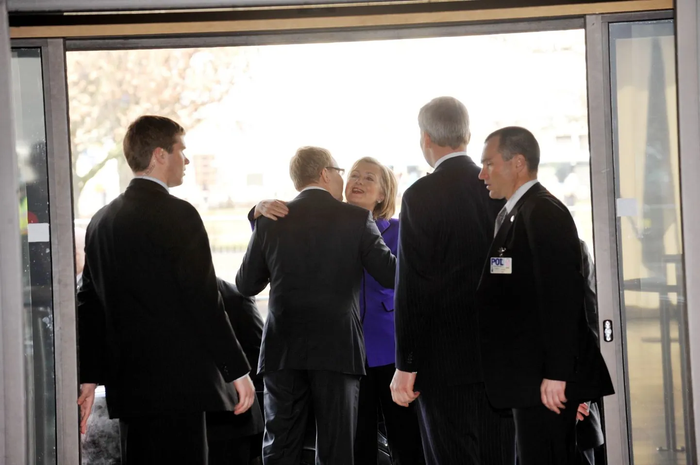 Hillary Clinton saabus välisministeeriumisse kohtuma Urmas Paetiga.