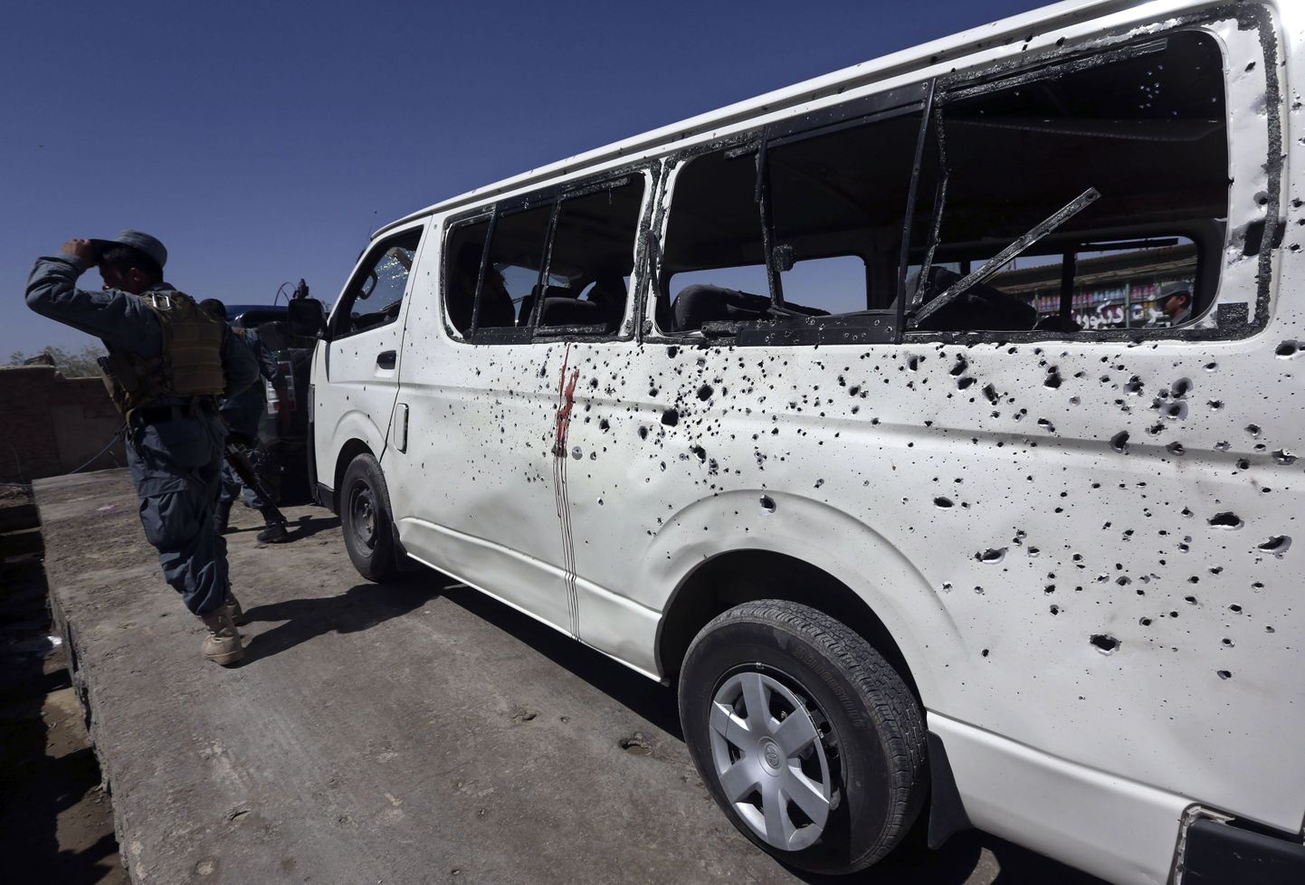 Kabuli politsei uurib plahvatuses viga saanud autot.