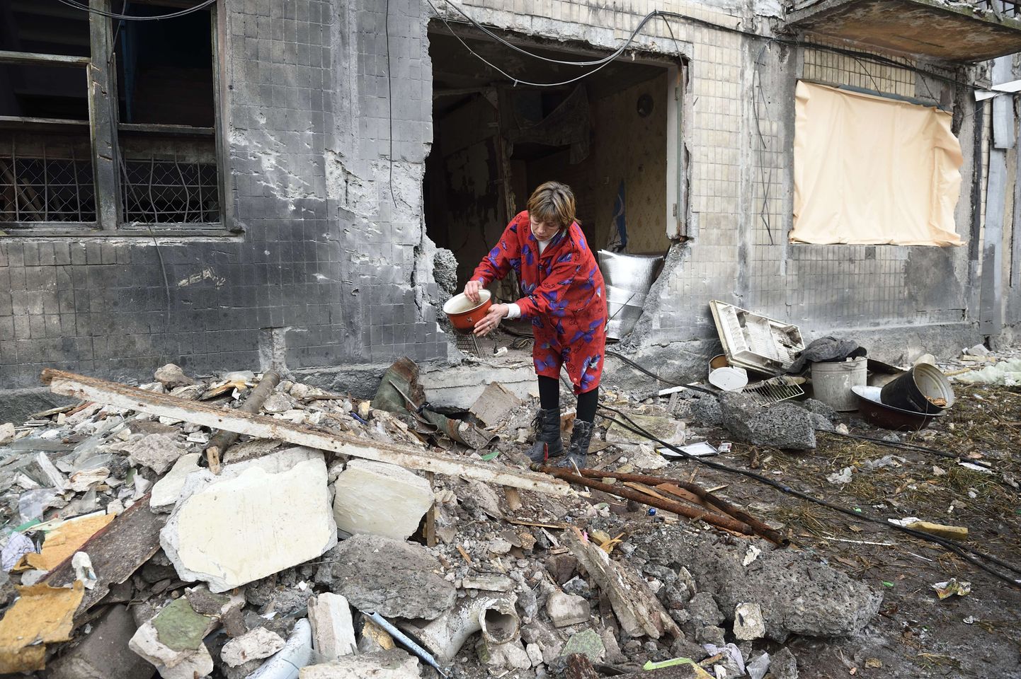 Женщина посреди руин Донецка. Фото иллюстративное.