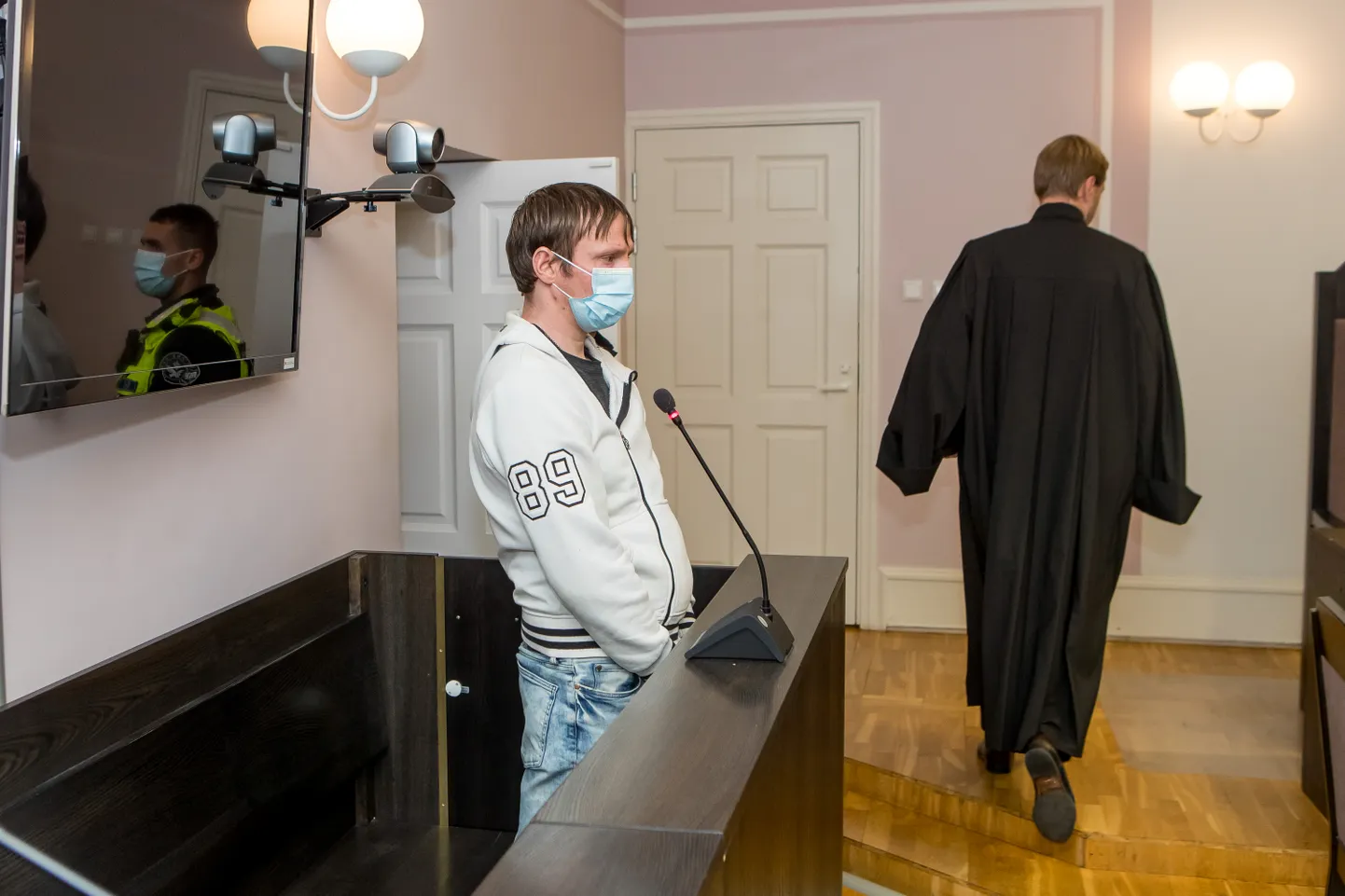 HETK ENNE ISTUNGIT: Andres Reinart ja mustas talaaris kohtunik Rajar Miller.