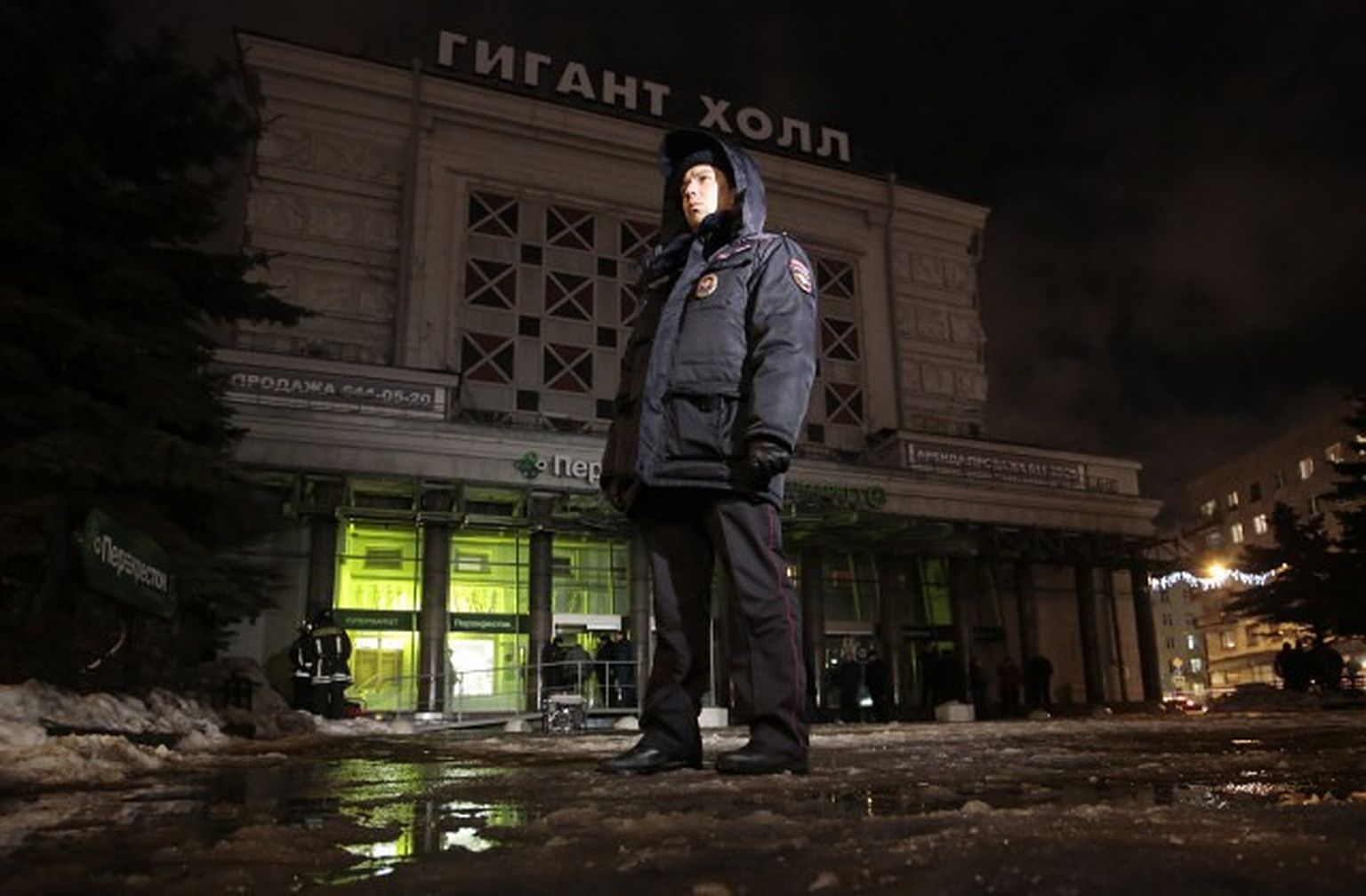 Policists pie lielveikala Sanktpēterburgā, kur 27.decembrī notika sprādziens