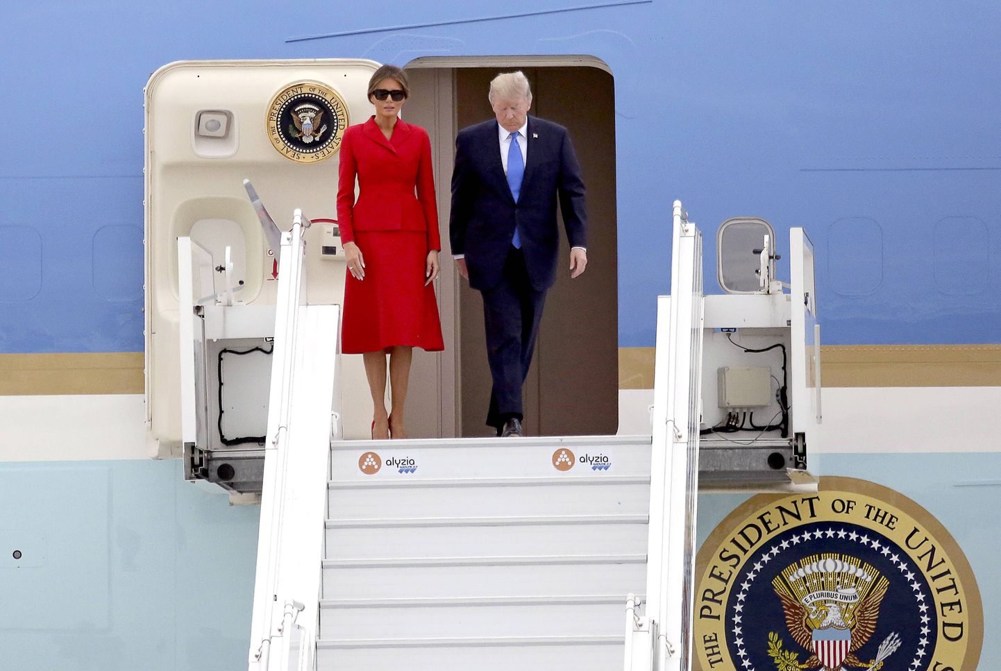 Donald ja Melania Trump Pariisis lennukist maha astumas.
