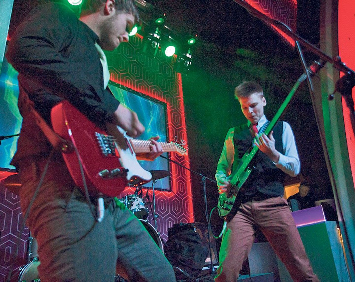 Parimaks noortebändiks tunnistatud A3 solist Martin Lõbu (vasakul) ja basskitarrist Erik Grenberg esinesid veenvalt ja enesekindlalt. Teisel pildil rokib parimaks kitarristiks valitud Villem Sarapuu bändist The Boondocks.