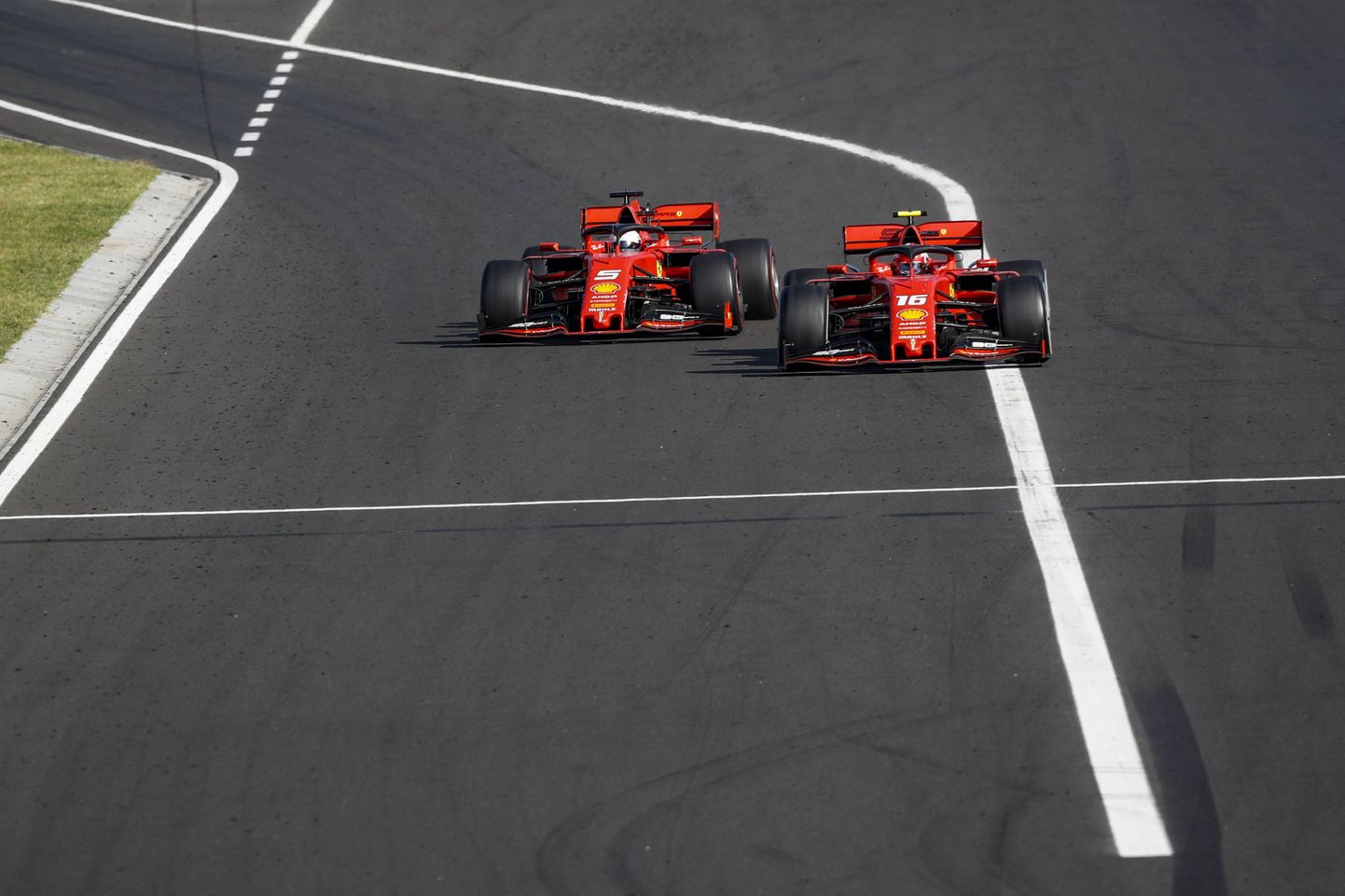 Ferrari vormelid. Vasakul Sebastian Vettel ja paremal Charles Leclerc.