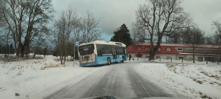 Saka mõisa juures sõitsid riburada kaks bussi teelt välja.