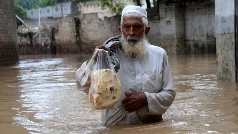 Наводнение в городе Пешавар, провинция Хайбер-Пахтунхва в долине Сват, 27 августа 2022 года