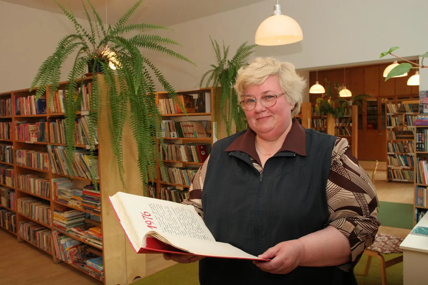 Käravete raamatukogu juhataja Riina Pedoson näitab kauaaegse juhataja Miine Reisenbuki kirjutatud kroonikat, mille abil on hea vaadata tagasi möödunud kümnendite ettevõtmistele.