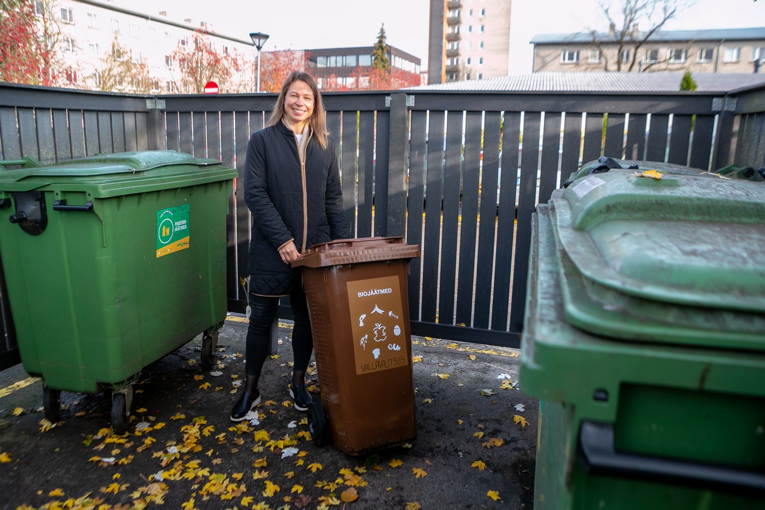 SORTEERIVAD: Saaremaa vallavalitsuse töötajate kohvipaks ja banaanikoored kogutakse eraldi prügikastidesse, mille sisu viib koristaja biolagunevate jäätmete konteinerisse.