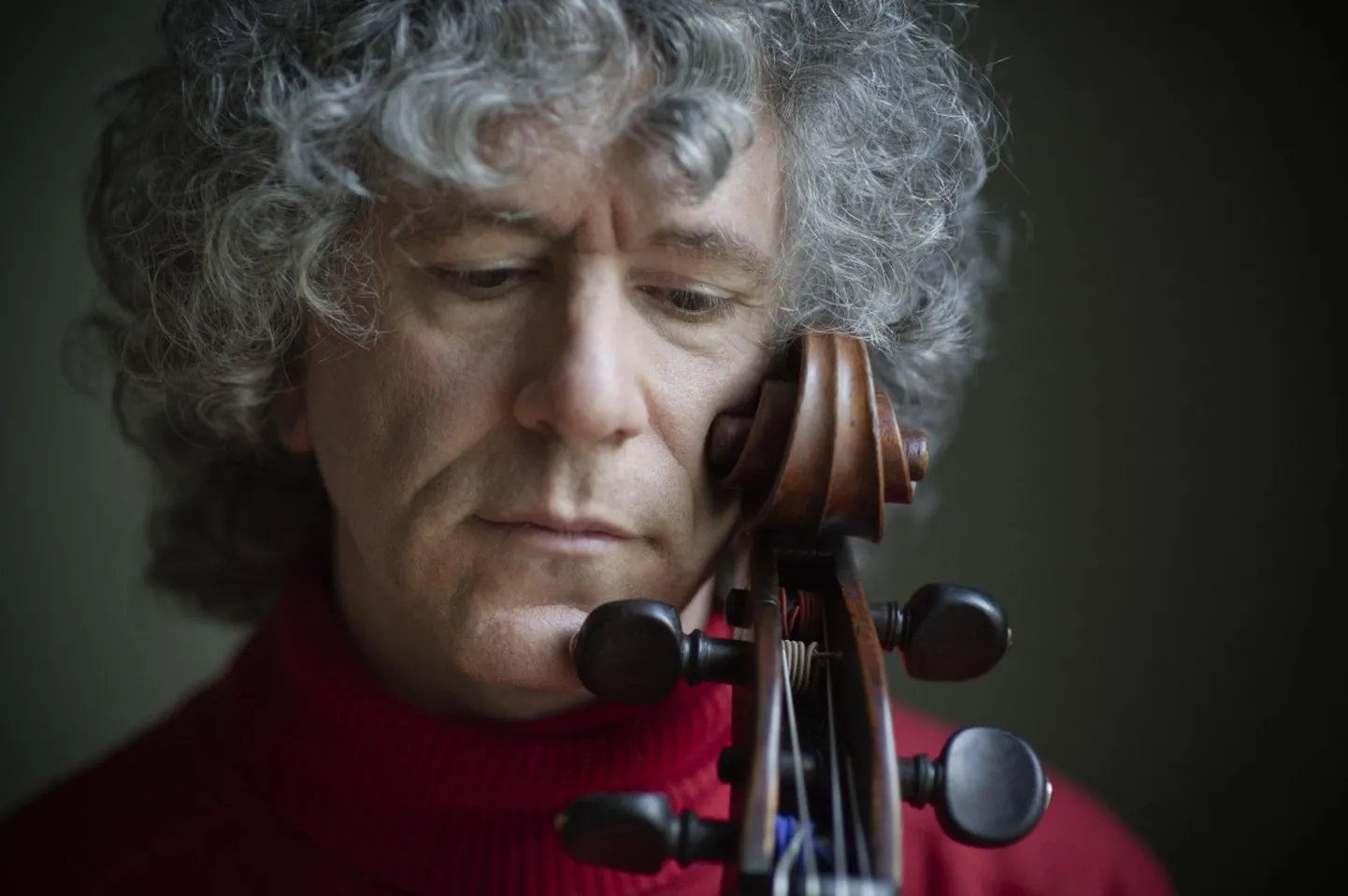 Steven Isserlis esineb oma Stradivari tšellol Eestis