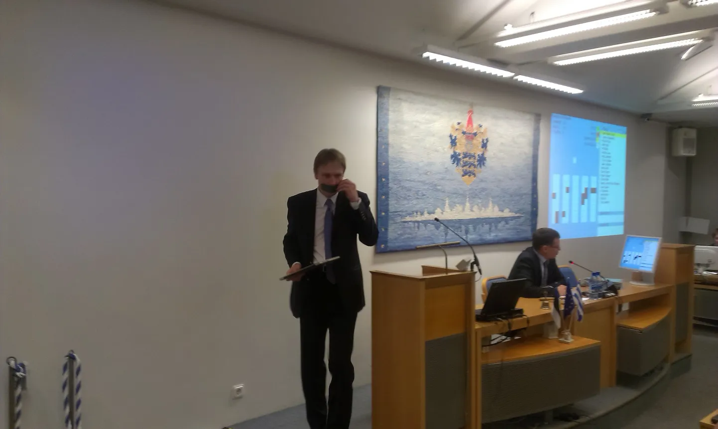 IRLi saadikud kleepisid volikogu istungi algul oma suud protesti märgiks teibiga kinni.Hiljem selgus, et nende taslülitamiseks polnud kõik võimalused veel ammendatud.