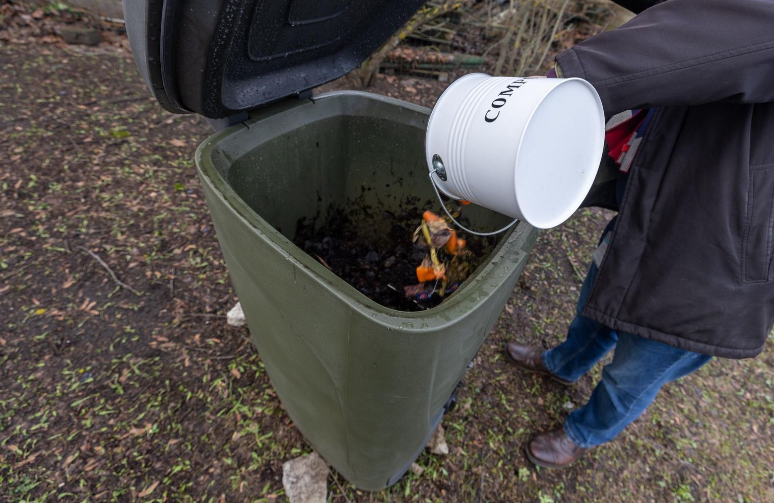 Linnades peavad olema kasutusel kinnised kompostrid, hajaasustuspiirkonnas võib komposti ladustada ka lahtiselt juhul, kui see ei häiri naabreid.
