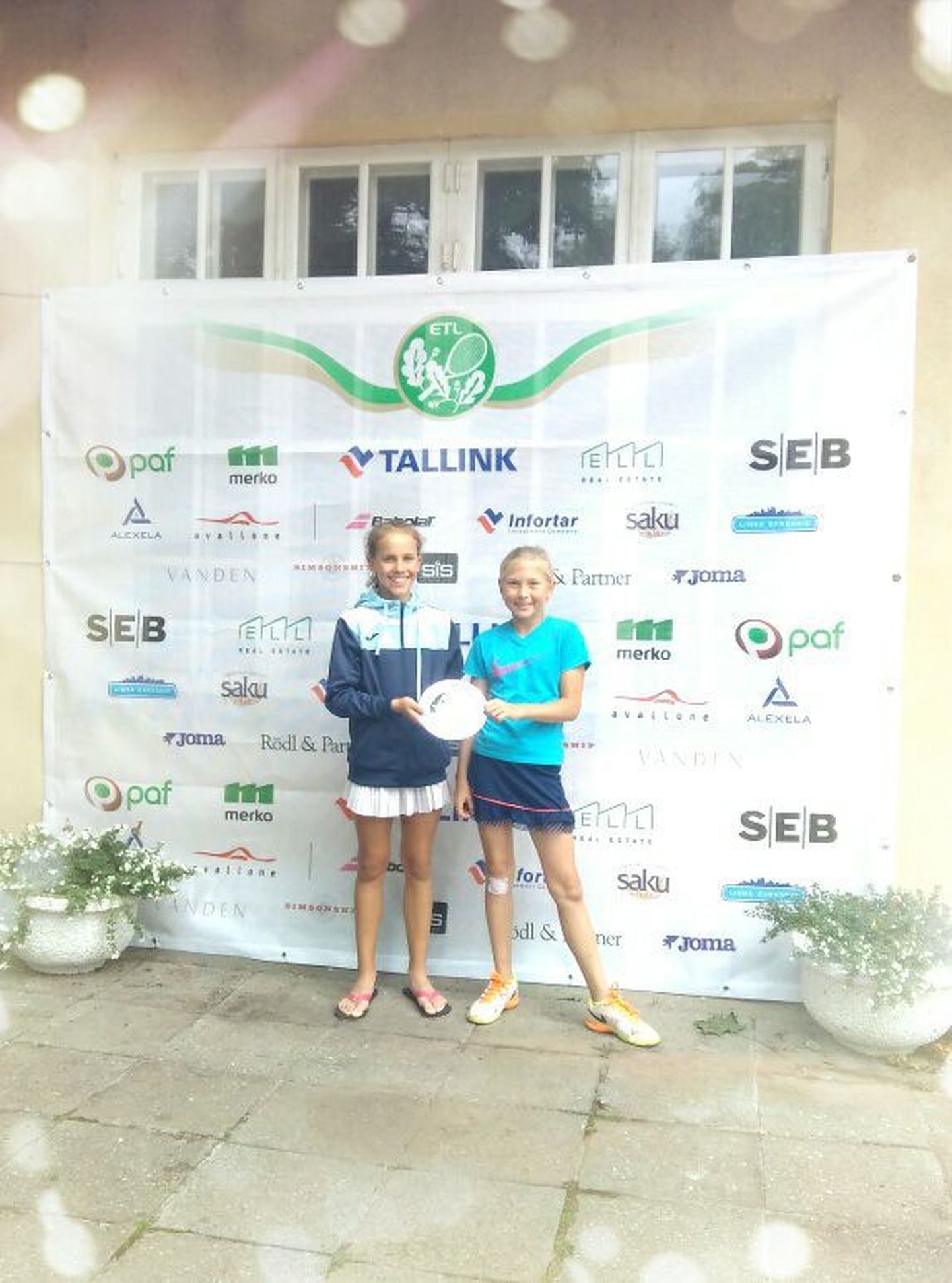 Pärnu Kalevi tennisekooli esindasid klubide karikavõistlusel Desire Pärn (vasakul), Laura Rahnel (paremal) ja Annaliis Lipp.