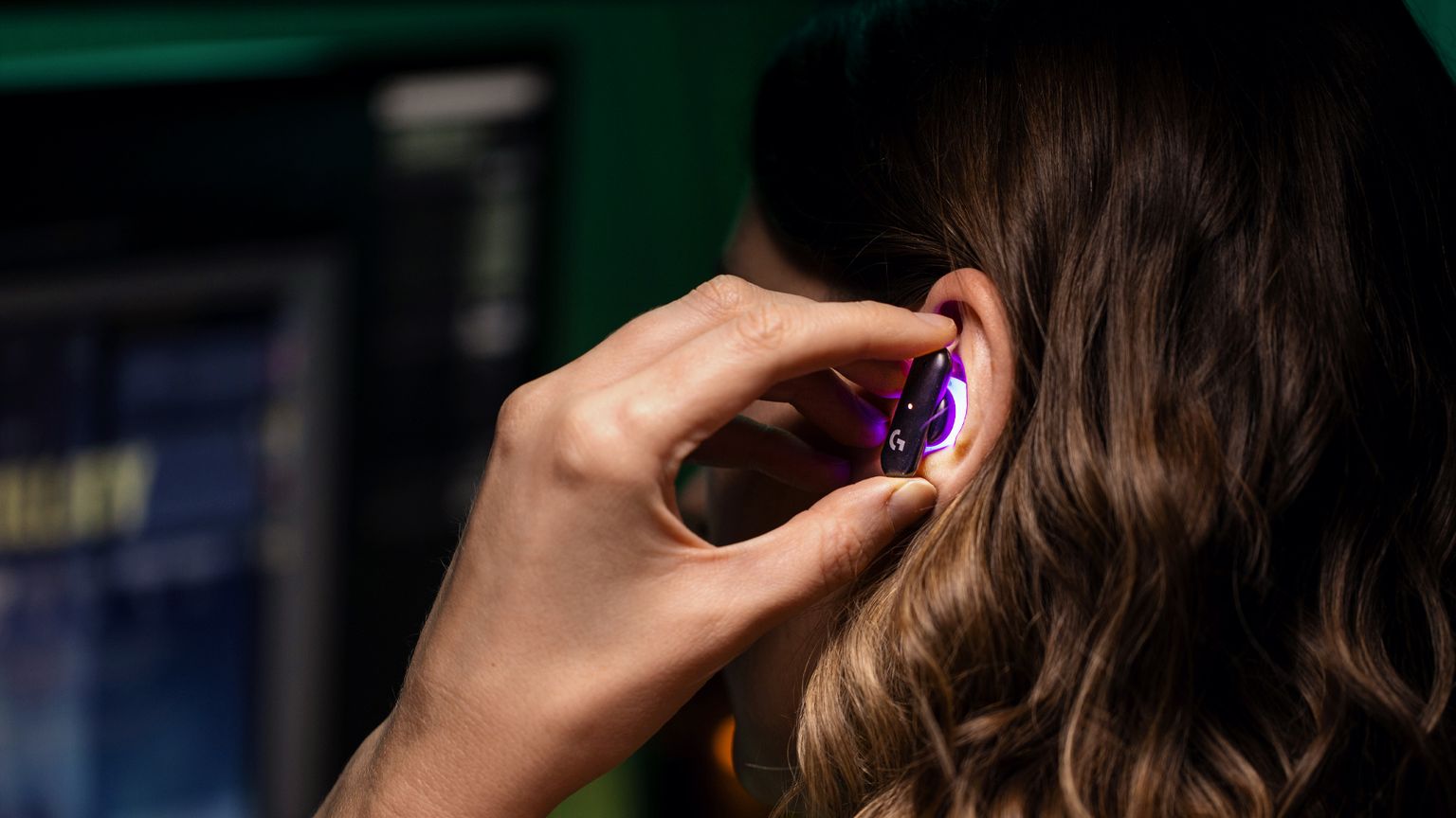 Kõrvaklapid valgustavad UV-kiirgusega pehmeid otsikuid, mis tõmbuvad seepeale tahkeks.
