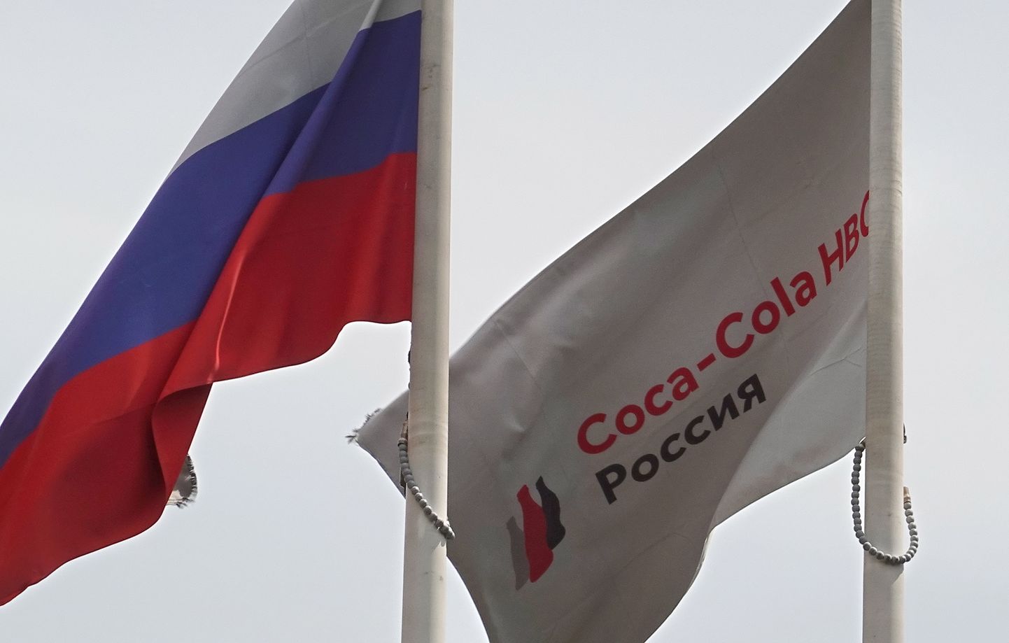 Venemaa ja Coca-Cola lipud Coca-Cola HBC Moskva tehases.