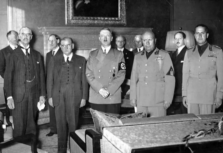 Vasakult paremale esireas: Briti peaminister Neville Chamberlain, Prantsuse peaminister Édouard Daladier, Natsi-Saksamaa juht Adolf Hitler ning Itaalia diktaator Benito Mussolini ja välisminister Galeazzo Ciano enne Müncheni kokkuleppele allakirjastmist, mille järgi anti Sudeedimaa Saksamaale.