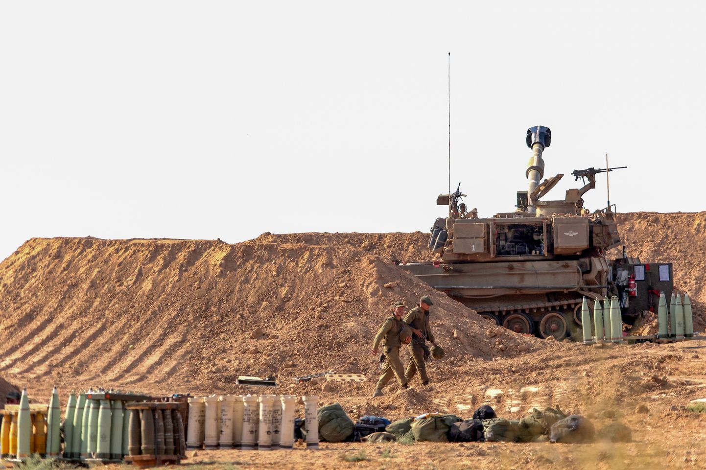 Iisraeli suurtükiväelased Gaza piiril.