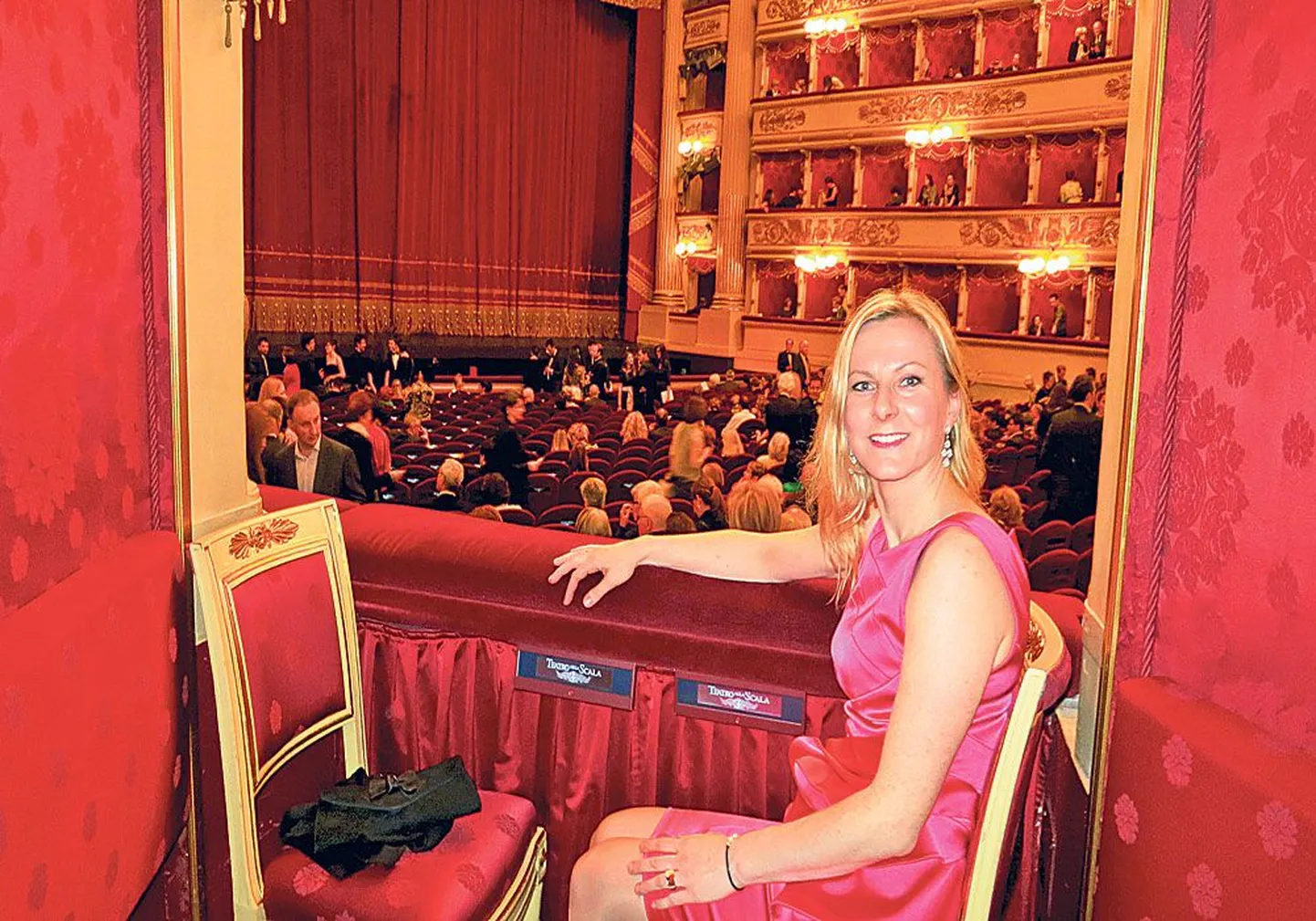 Veel paistab kõik paljulubav: vaade loožist La Scala saali ja lavale. Fotol loo autori abikaasa Nele Laidvee.