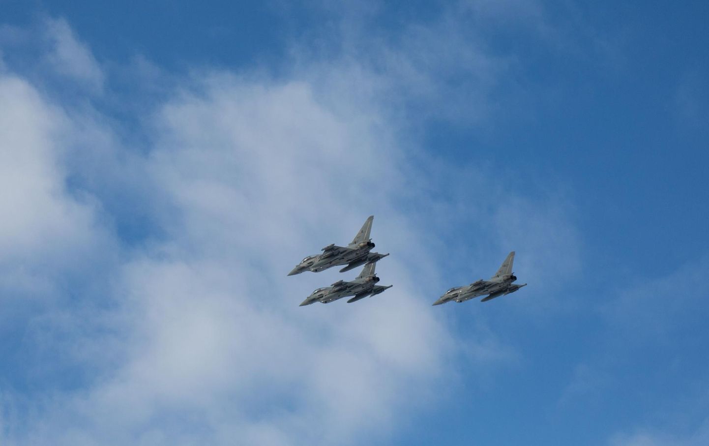Algava töönädala vältel teevad Eesti kohal harjutuslende Ämari lennubaasis teenivad Saksa õhuväe piloodid hävituslennukitel Eurofighter.