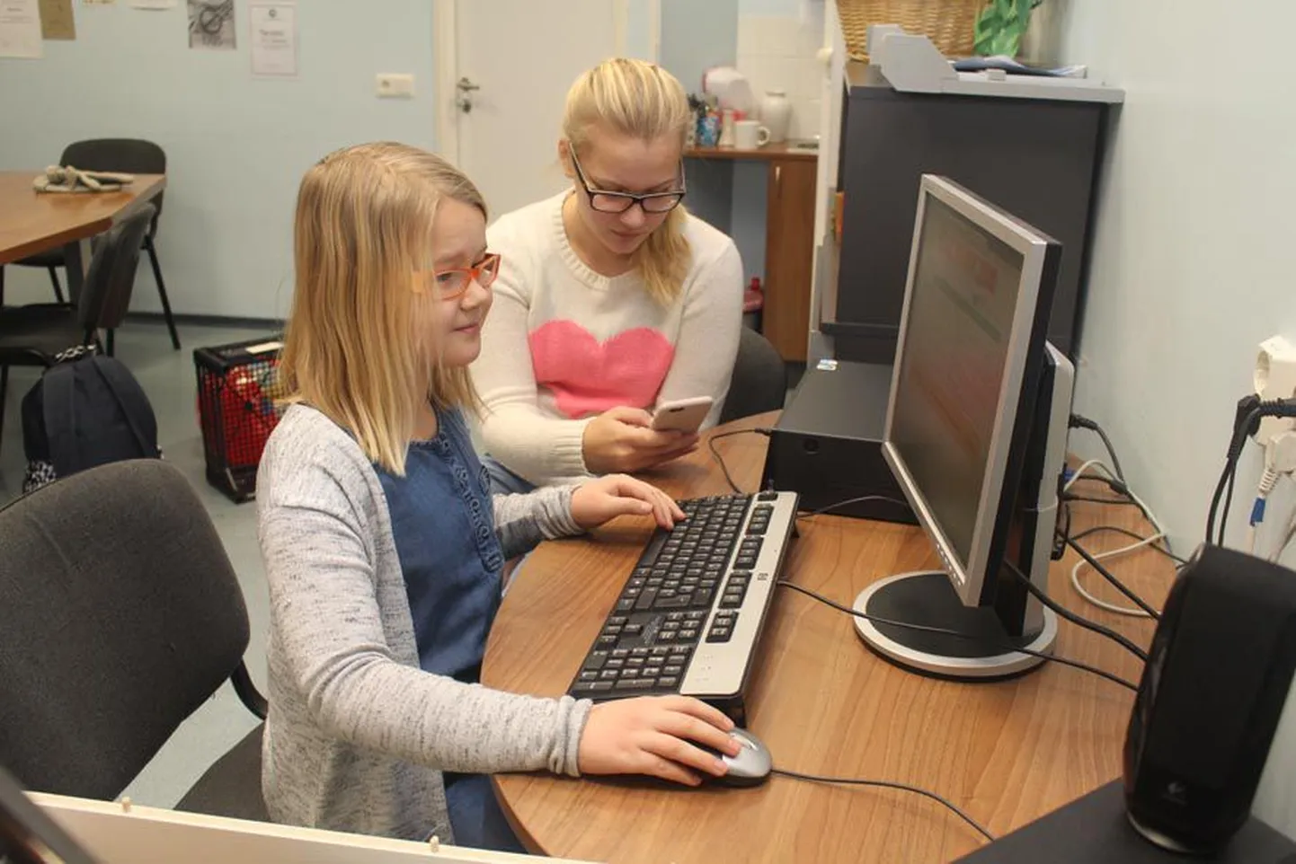 Nii seitsmendas klassis õppiv Heidy Heleen Trug kui tema noorem õde, kolmanda klassi õpilane Teele Lotte annavad endale aru, et pidev telefoni-ja arvutikasutamine ei mõju silmadele hästi ja püüavad sellega piiri pidada.