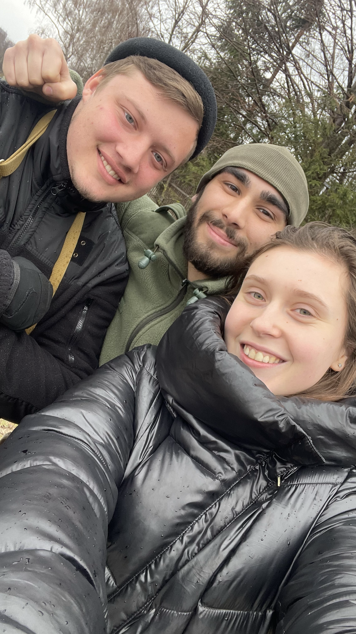 Polina koos sõpradega, kes ühinesid vabatahtlikult armeega.