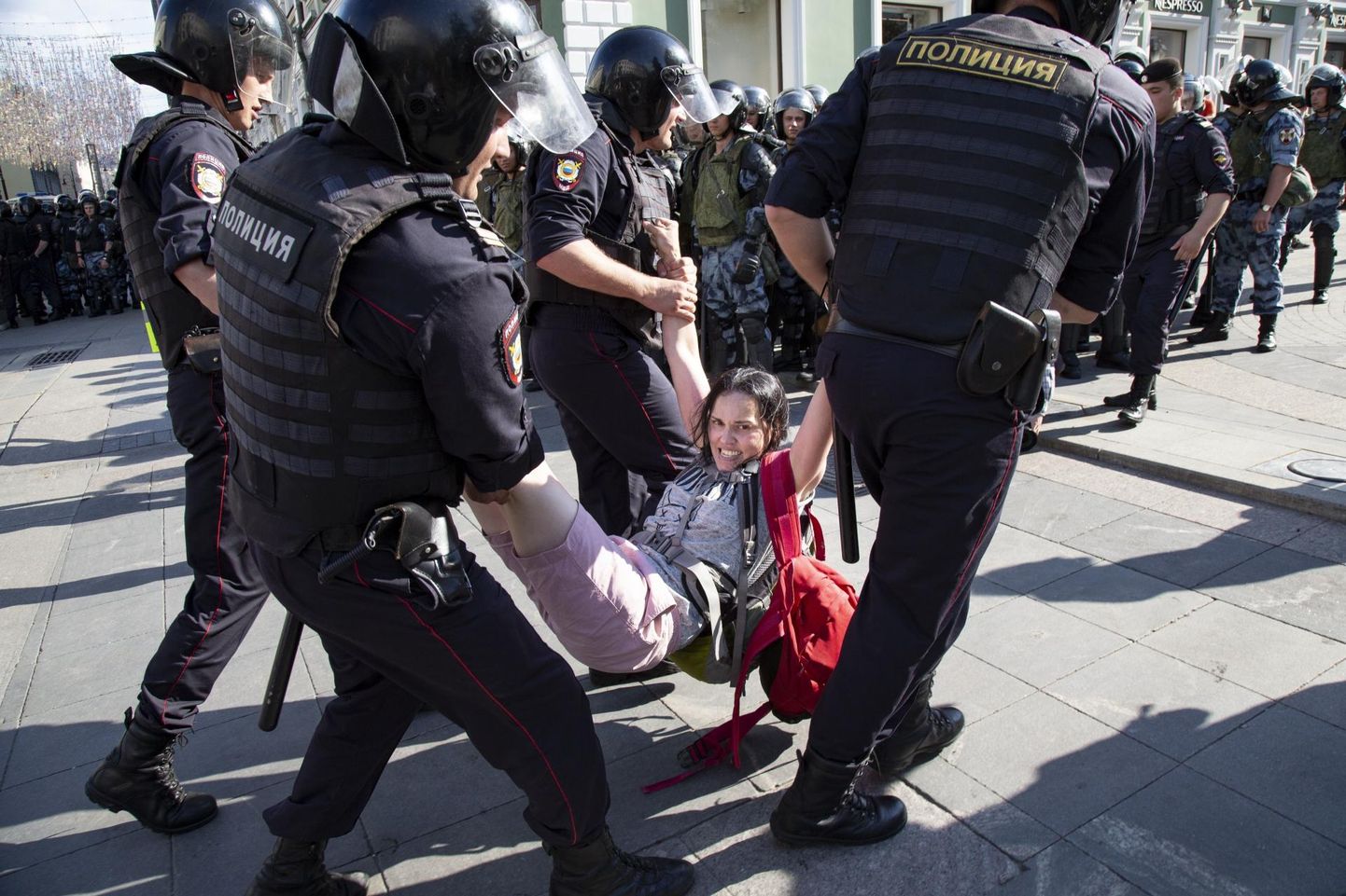 Moskvas laupäeval toimunud meeleavalduse laiali ajamiseks kasutas politsei jõudu ning nii mõningi protestija sai vahistamise käigus vigastada. 