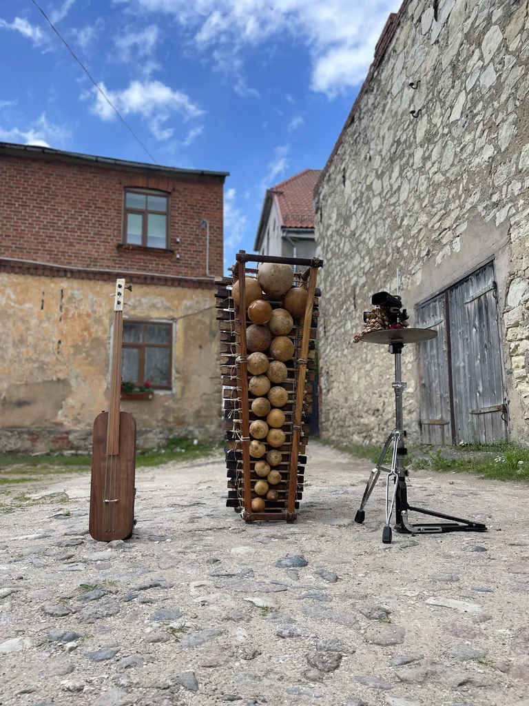 Nielslena Lielsliena un Vijas Moores instrumenti. No kreisās: gembri, balafons un perkusiju komplekts "Kilimandžāro".