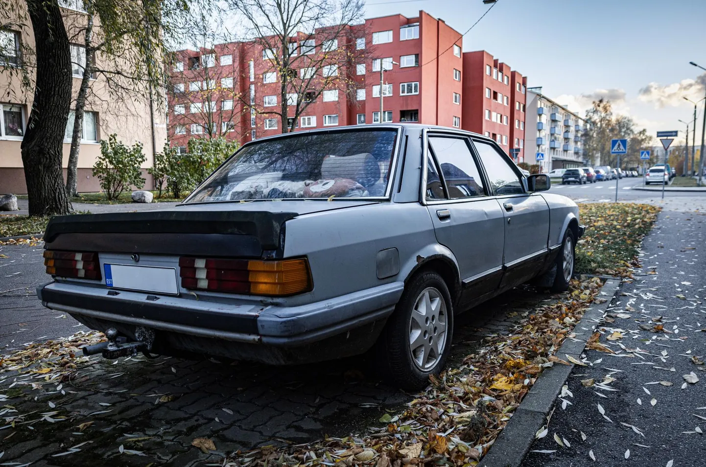 Pikemat aega tänaval samas kohas seisev sõiduk. Foto on illustratiivne.