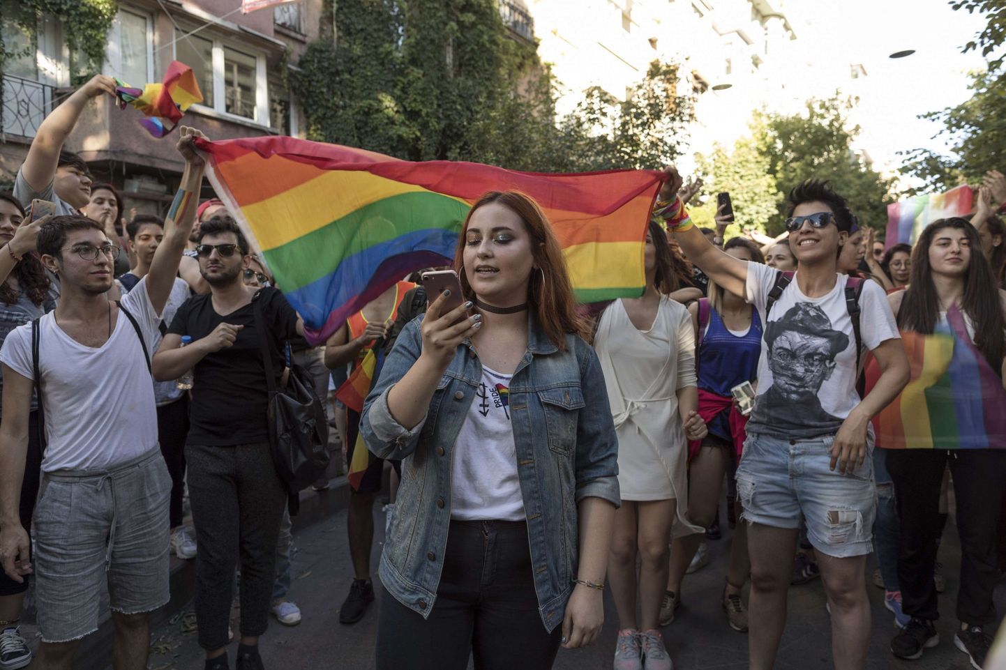 LGBT aktivistid Istanbulis selle aasta juunis avaldamas meelt Türgi ametivõimude otsuse üle keelata kolmandat aastat järjest geiparaadi korraldamine.