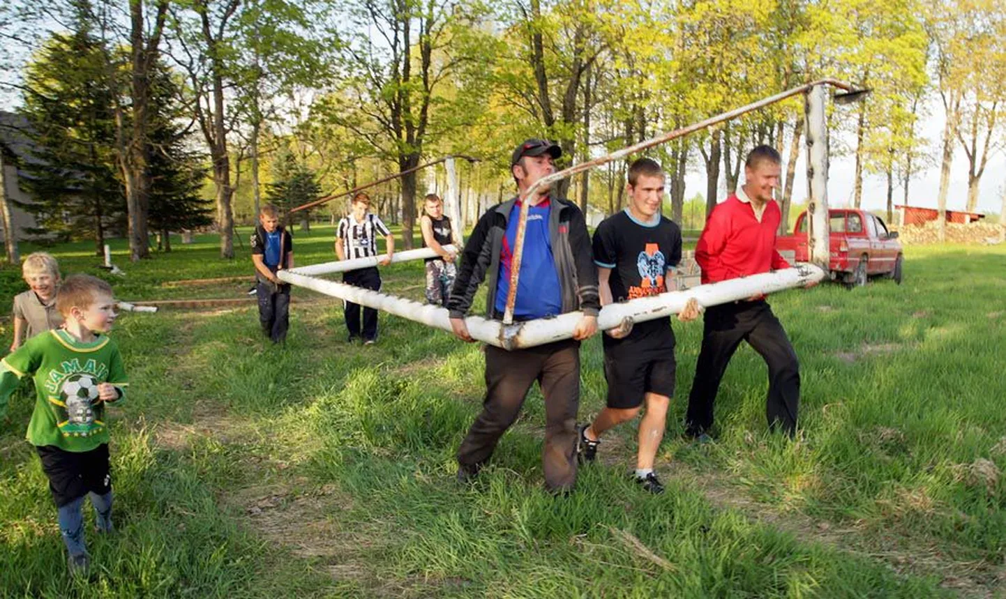 Läinud nädalal tassisid küla spordihuvilised vastloodud jalgpallivärava üheskoos sellele mõeldud paika.