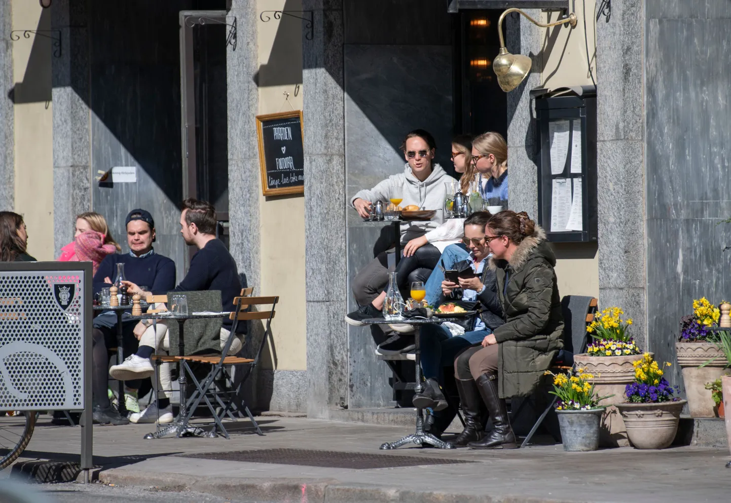 Inimesed Stockholmi kesklinna kohvikus.