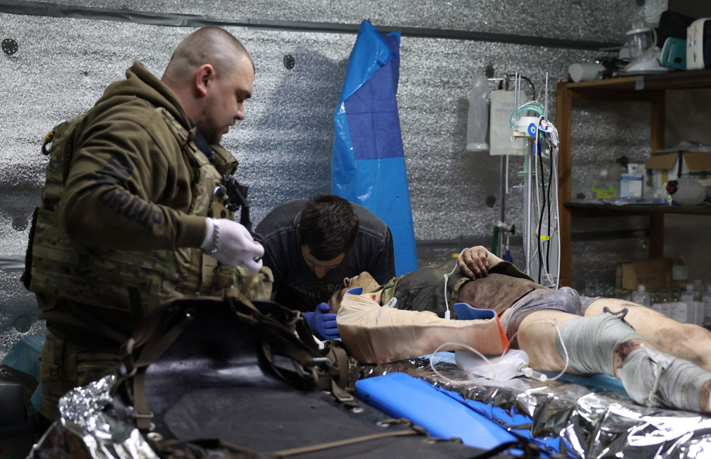 Ukraina sõjaväe arstid andmas abi haavatud sõdurile Donetskis 16. aprillil 2024. a.