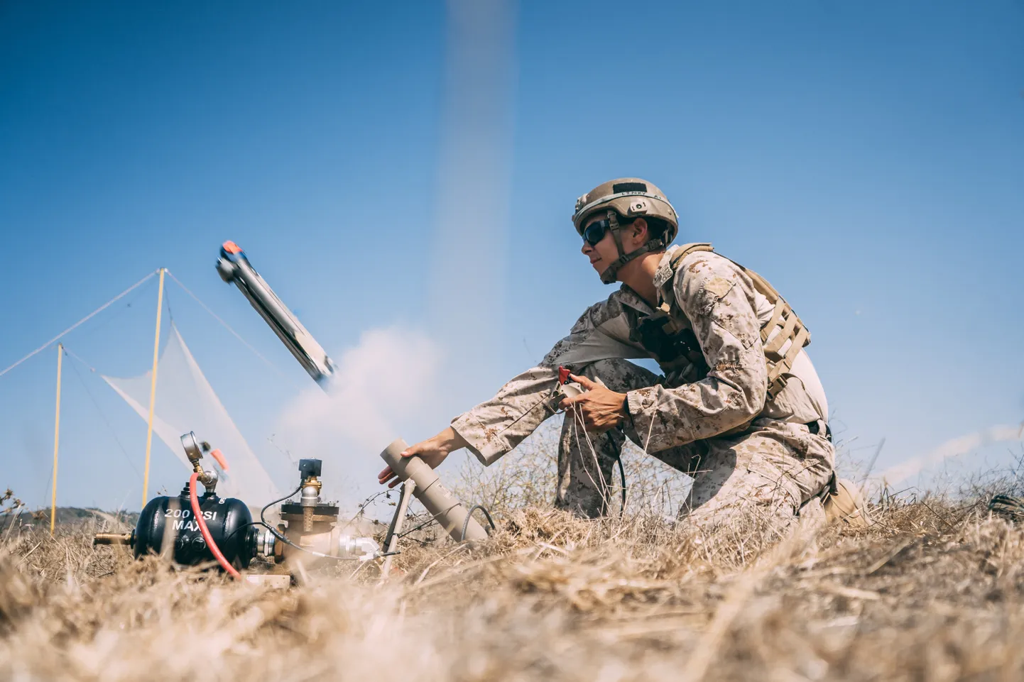 USA jalaväel on juba Switchblade´id, mis on torust välja tulistatavad lahtipakkivate tiibade ja mootoriga suitsiididroonid, kuid Ukraina sõja uus kogemus näitab, et sellised relvad tuleks ühendada ka luuredrooni võimekusega. Pildil on USA mereväelane Switchblade 300 drooni välja laskmas.