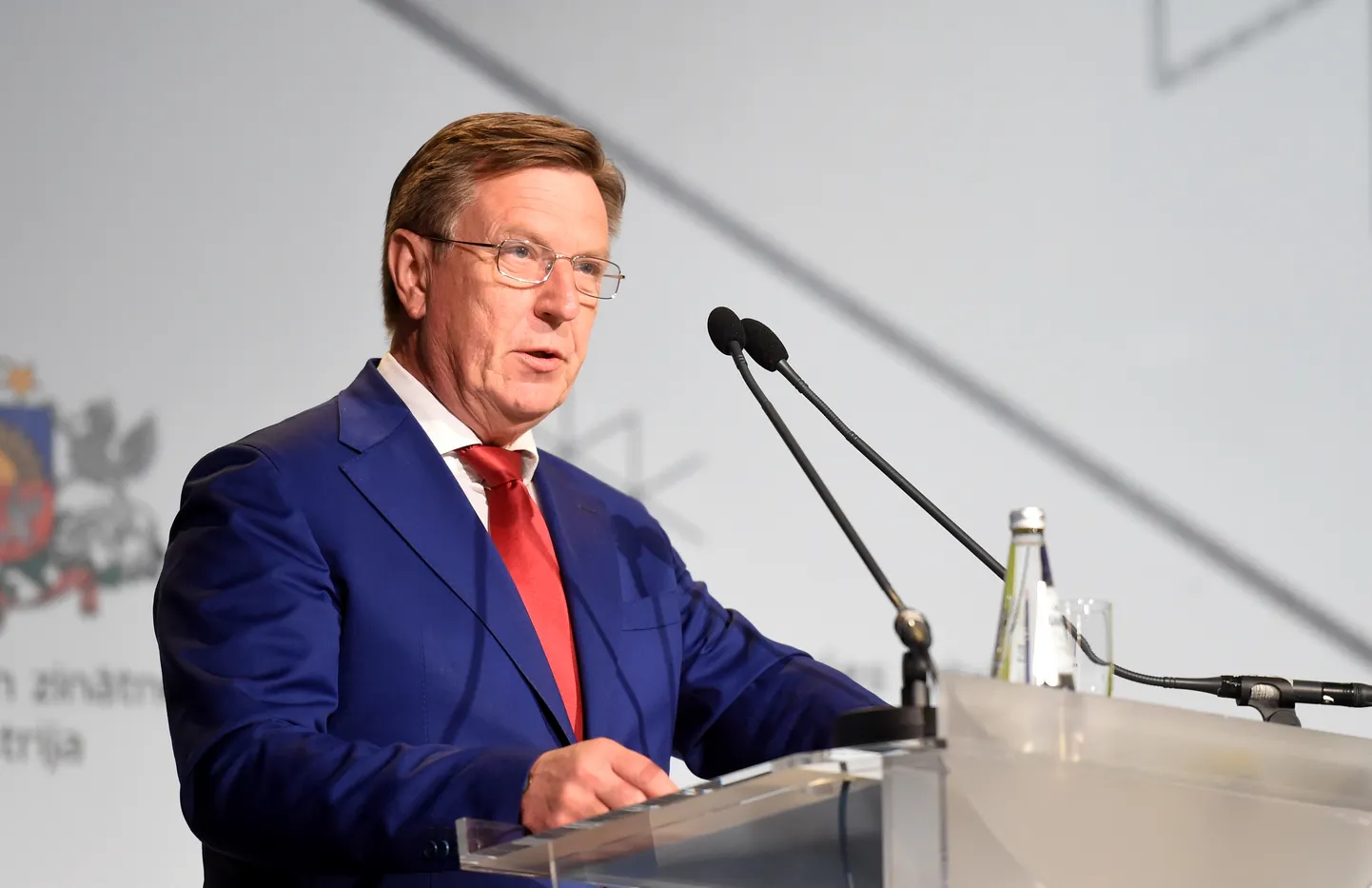 Ministru prezidents Māris Kučinskis uzrunā klātesošos Latvijas zinātnieku foruma "Latvija ceļā uz viedvalsti. Izglītības, zinātnes un tehnoloģiju sintēze" atklāšanā Latvijas Nacionālajā bibliotēkā.