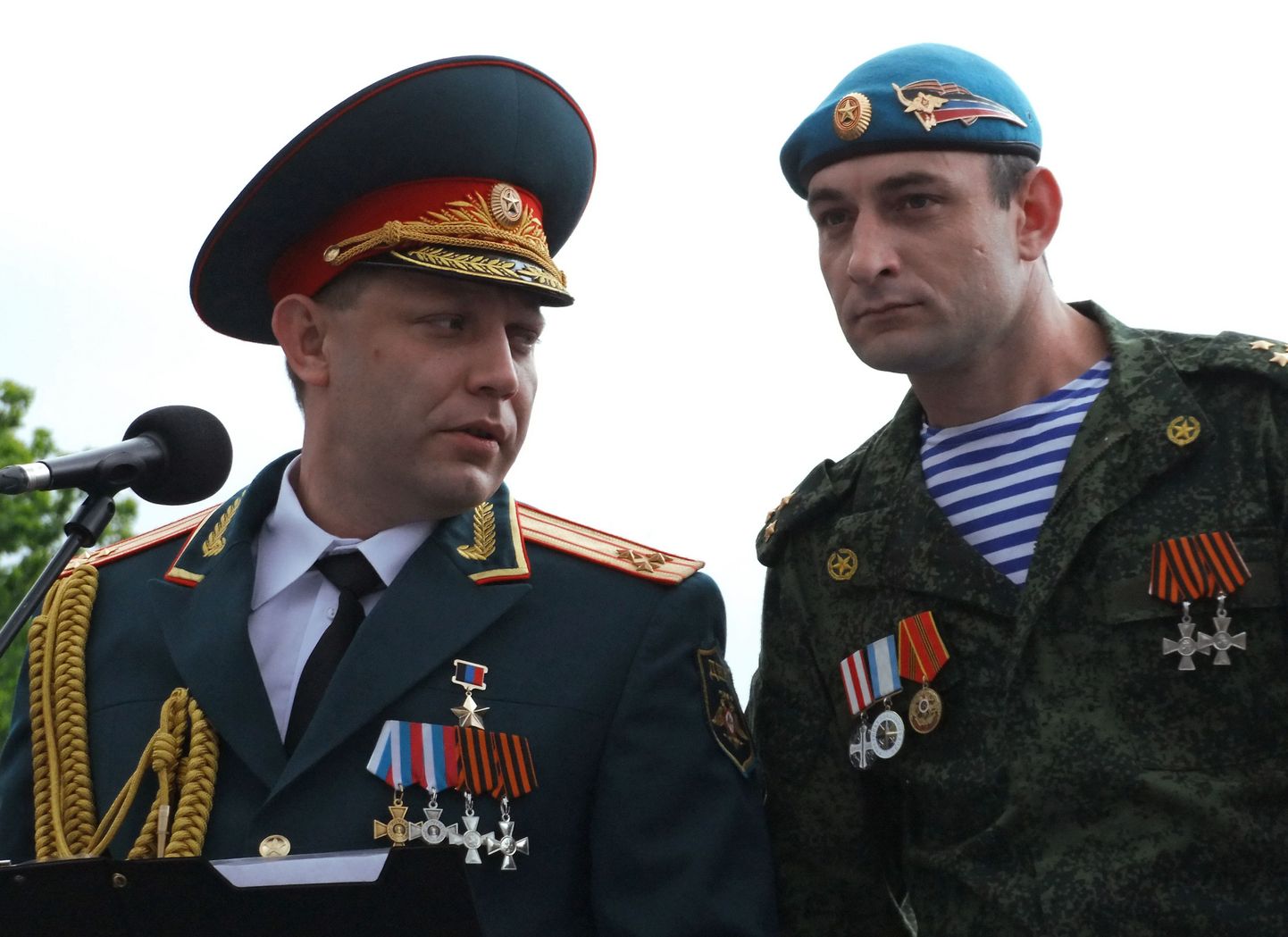 Niinimetatu Donetski rahvavabariigi juht Aleksandr Zahhartšenko (vasakul) 9. mai paraadil.
