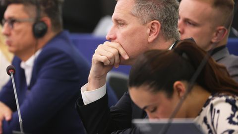 Eiropas Parlamenta deputātam piespriež naudas sodu par ierakstu ar Hitlera sveicienu