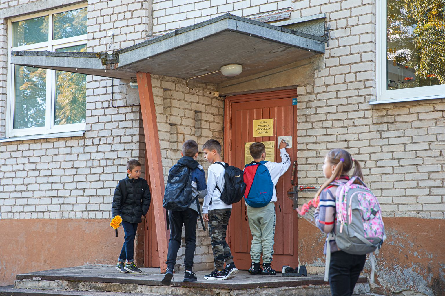 Koolivaheaja järel saavad Narvas koolipinki naasta vaid algklasside õpilased.
